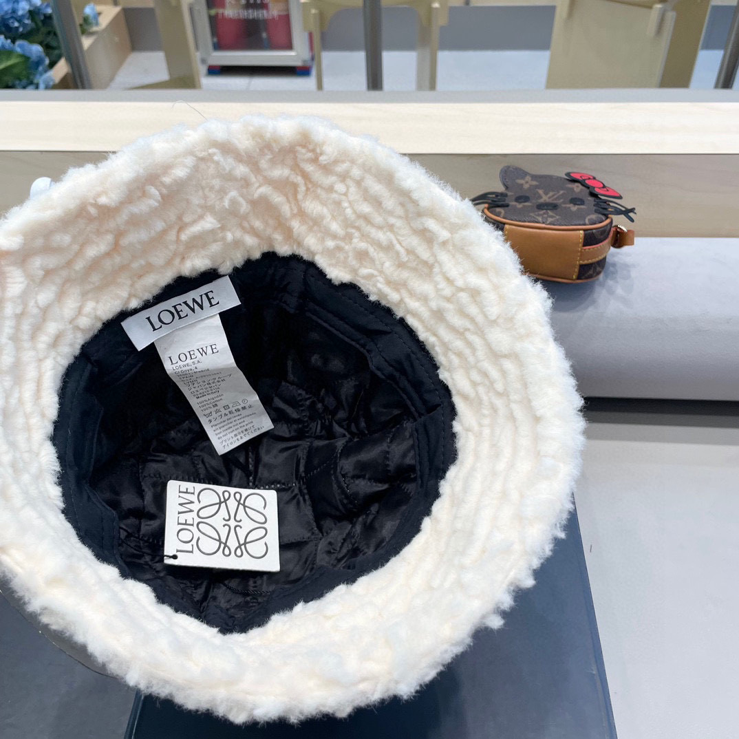 Loew*羊羔毛渔夫帽✔️满满精致的细节让人爱不释手，时髦精们都应有一顶😎定制面料 质感扛扛的