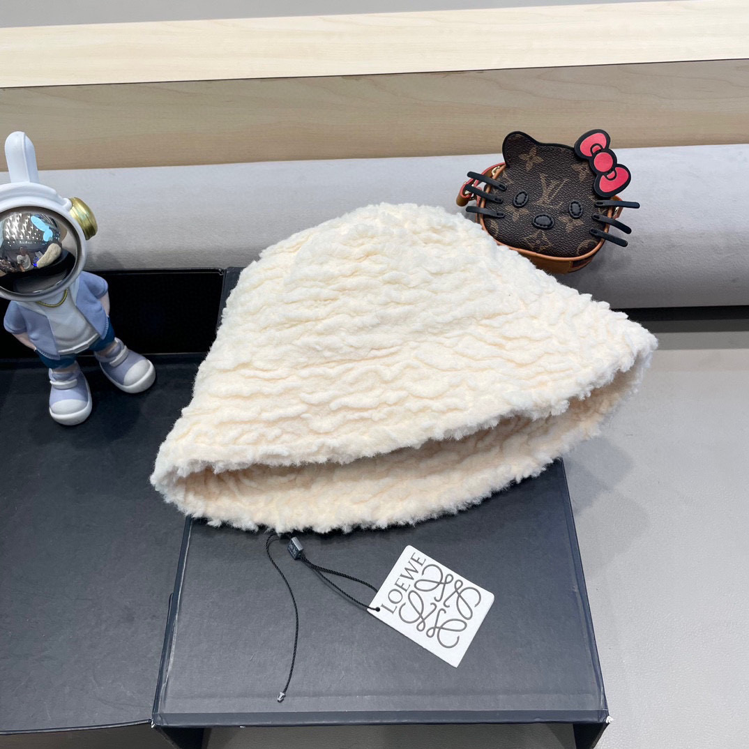 Loew*羊羔毛渔夫帽✔️满满精致的细节让人爱不释手，时髦精们都应有一顶😎定制面料 质感扛扛的