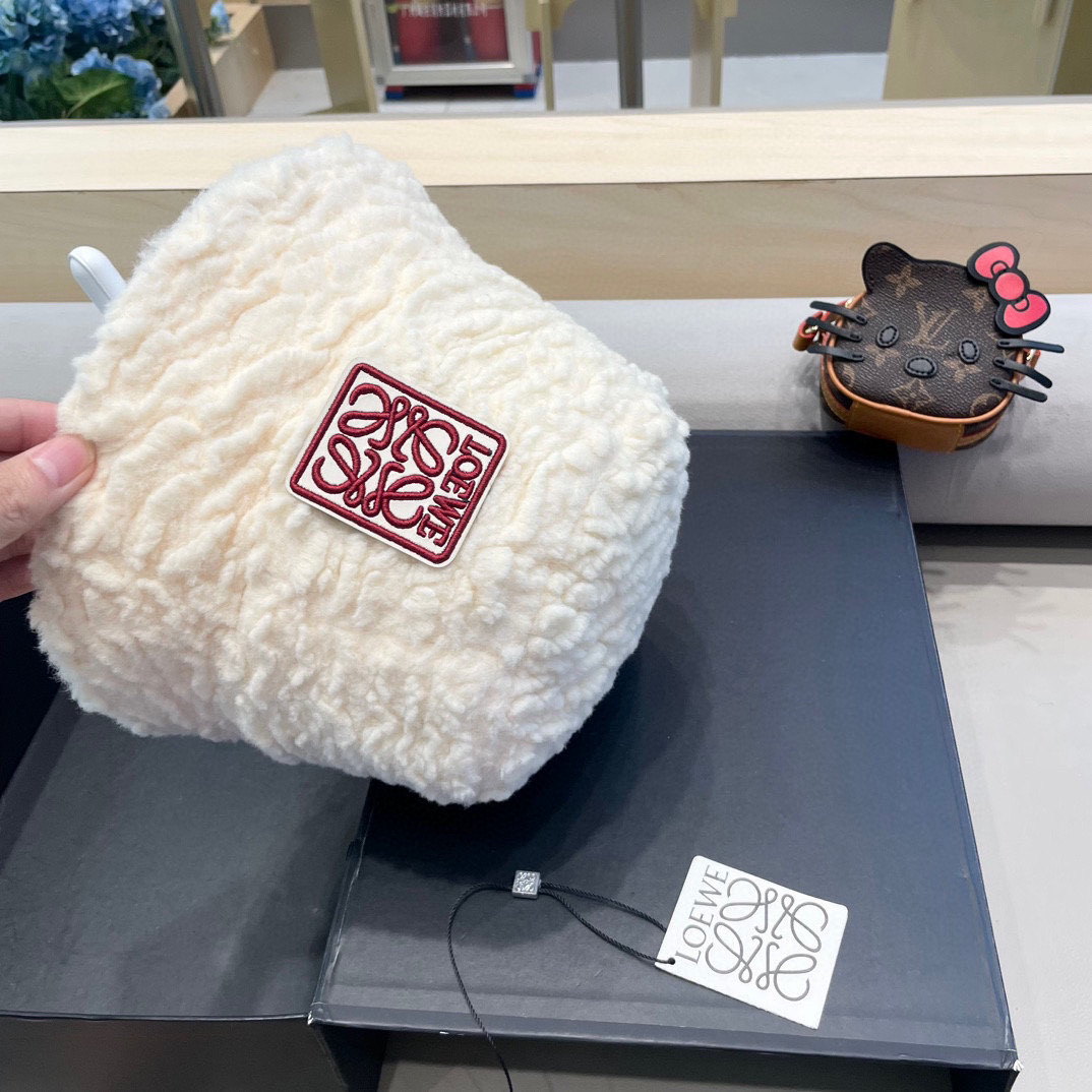 Loew*羊羔毛渔夫帽✔️满满精致的细节让人爱不释手，时髦精们都应有一顶😎定制面料 质感扛扛的