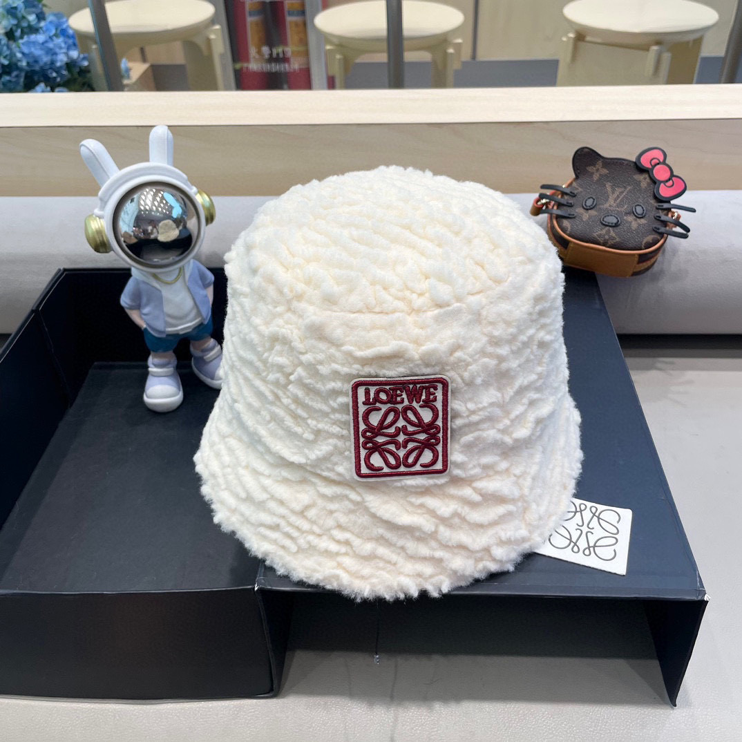 Loew*羊羔毛渔夫帽✔️满满精致的细节让人爱不释手，时髦精们都应有一顶😎定制面料 质感扛扛的