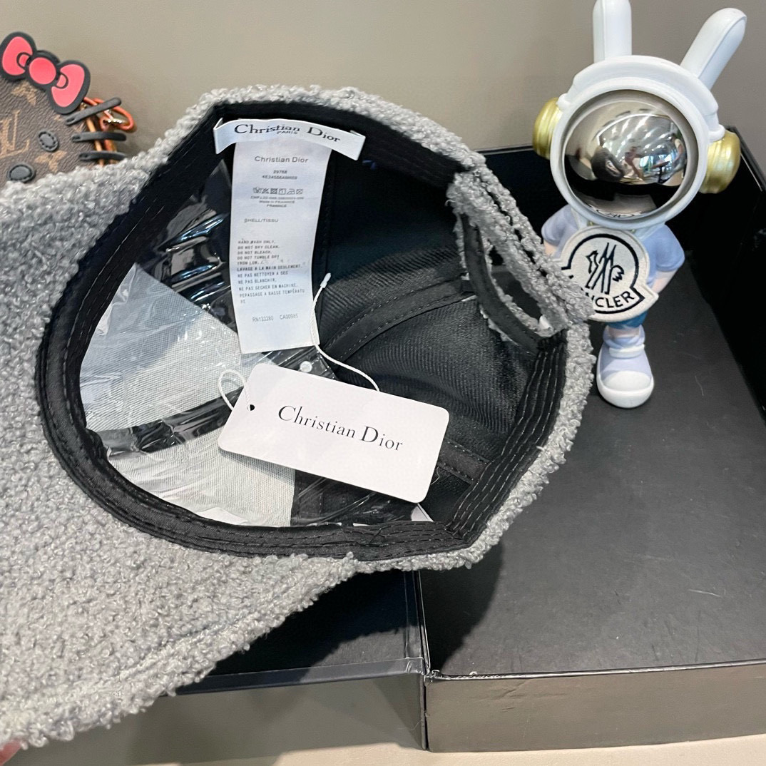 DIOR迪奥 2024 秋冬新款官网同步羊羔毛刺绣棒球帽，整个帽子质感超级好，网红爆款休闲时尚 百搭，超