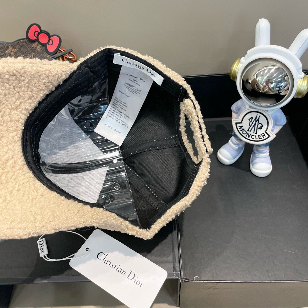 DIOR迪奥 2024 秋冬新款官网同步羊羔毛刺绣棒球帽，整个帽子质感超级好，网红爆款休闲时尚 百搭，超