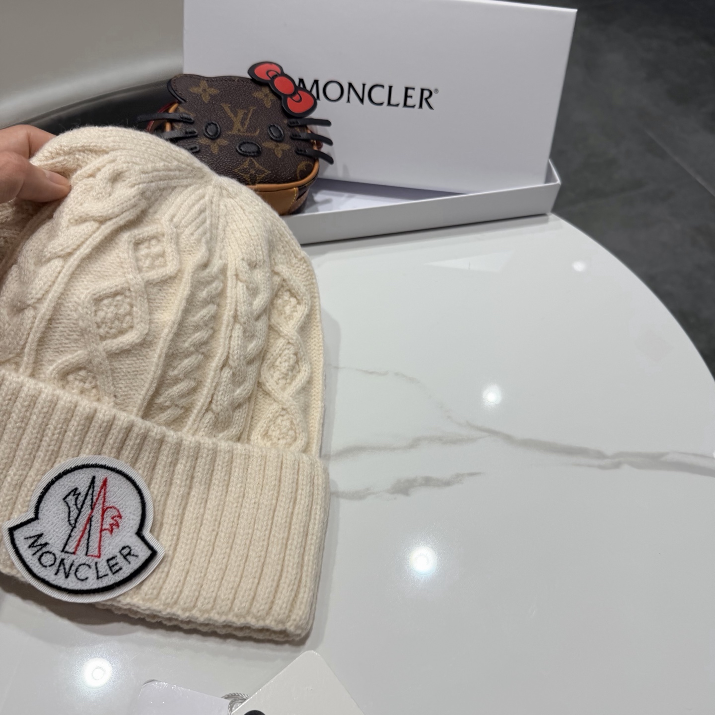 蒙口针织帽MONCLER毛线帽👍质量非常柔软舒服，保暖又时尚，简约大气，百搭款！