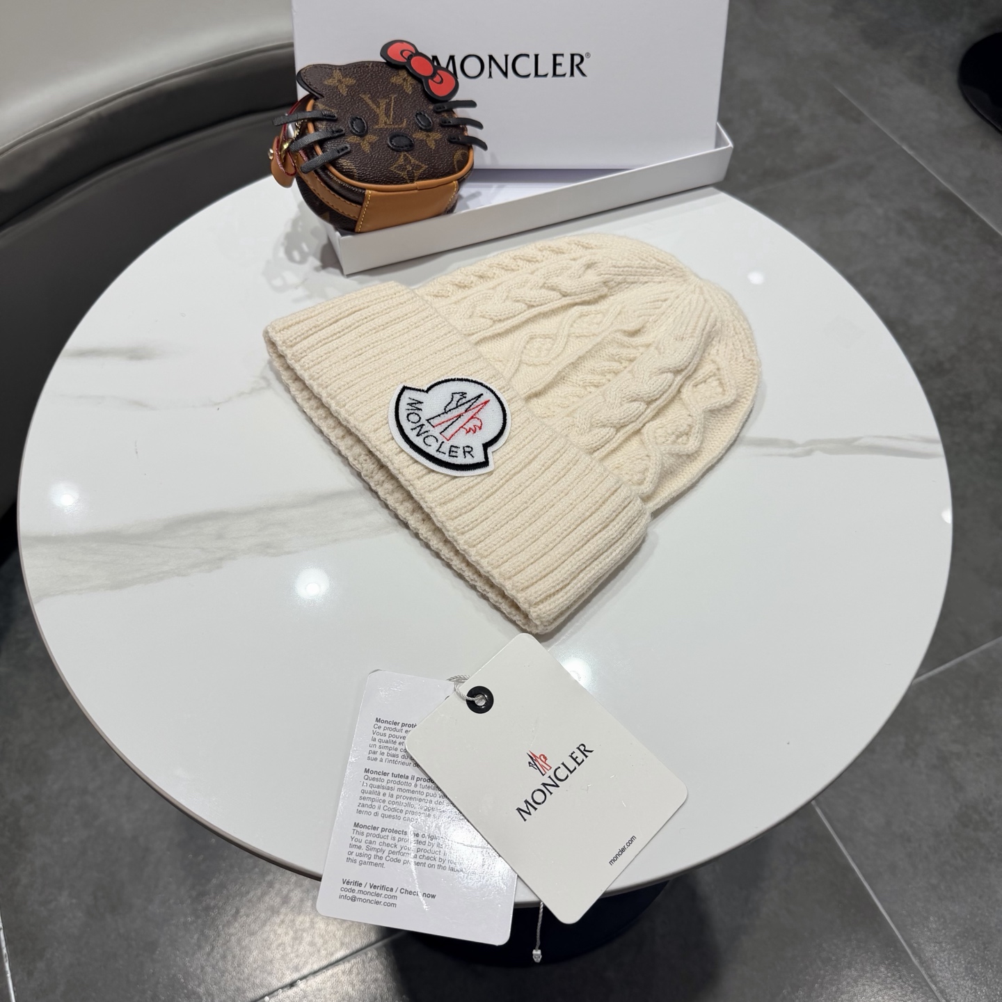 蒙口针织帽MONCLER毛线帽👍质量非常柔软舒服，保暖又时尚，简约大气，百搭款！