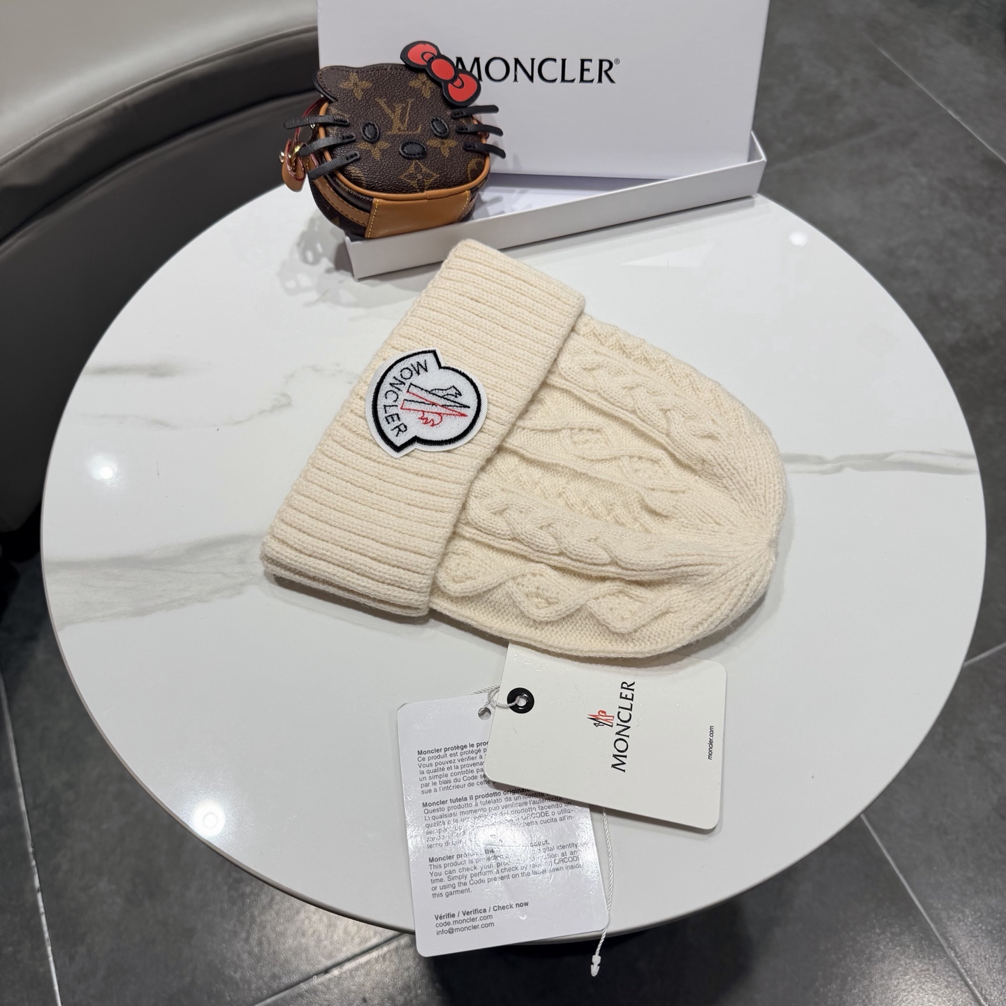 蒙口针织帽MONCLER毛线帽👍质量非常柔软舒服，保暖又时尚，简约大气，百搭款！