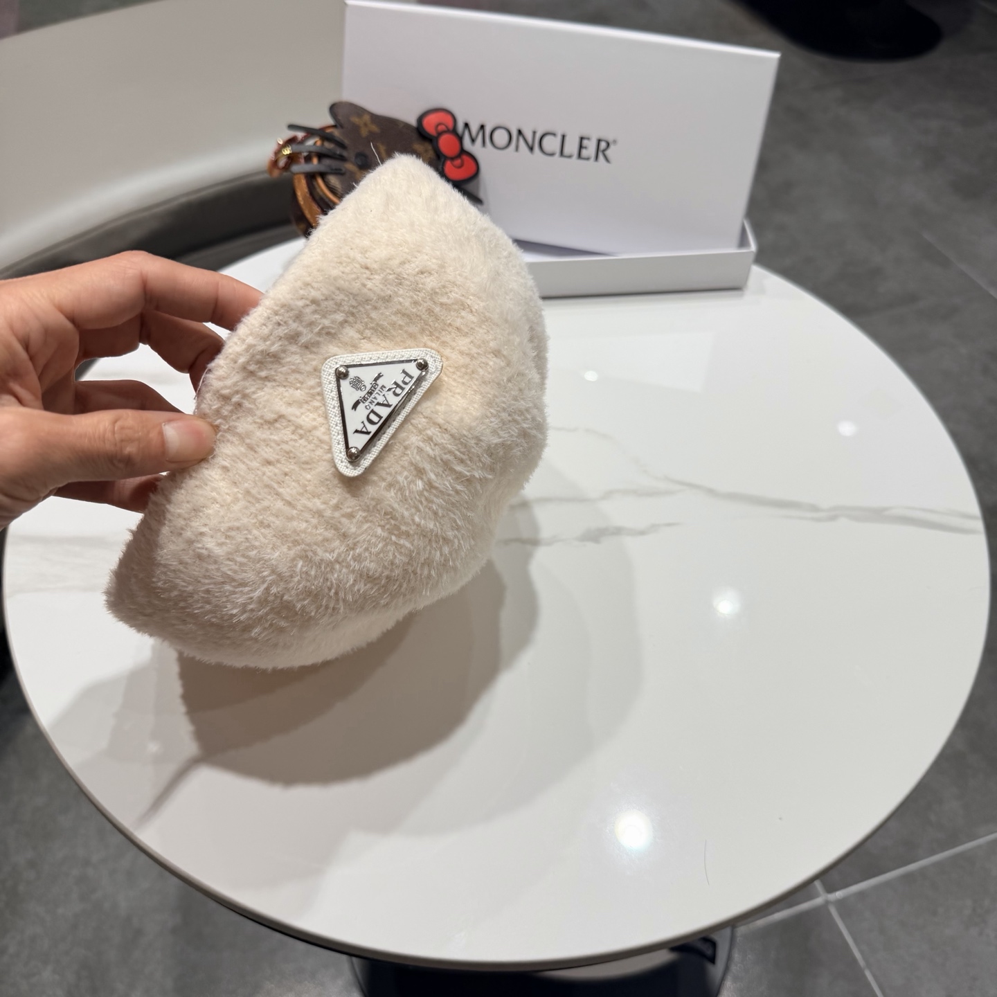 Prada普拉达2025爆款冰岛贝雷帽女冬新款ins时尚百搭日系文艺正反戴蓓蕾