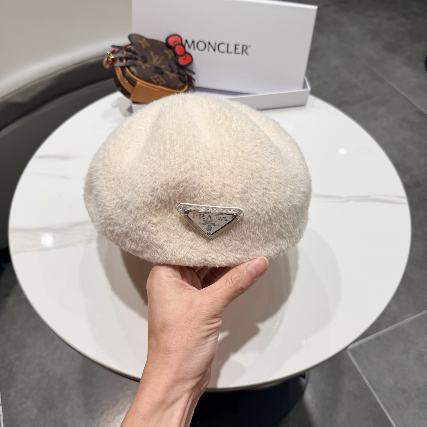 Prada普拉达2025爆款冰岛贝雷帽女冬新款ins时尚百搭日系文艺正反戴蓓蕾