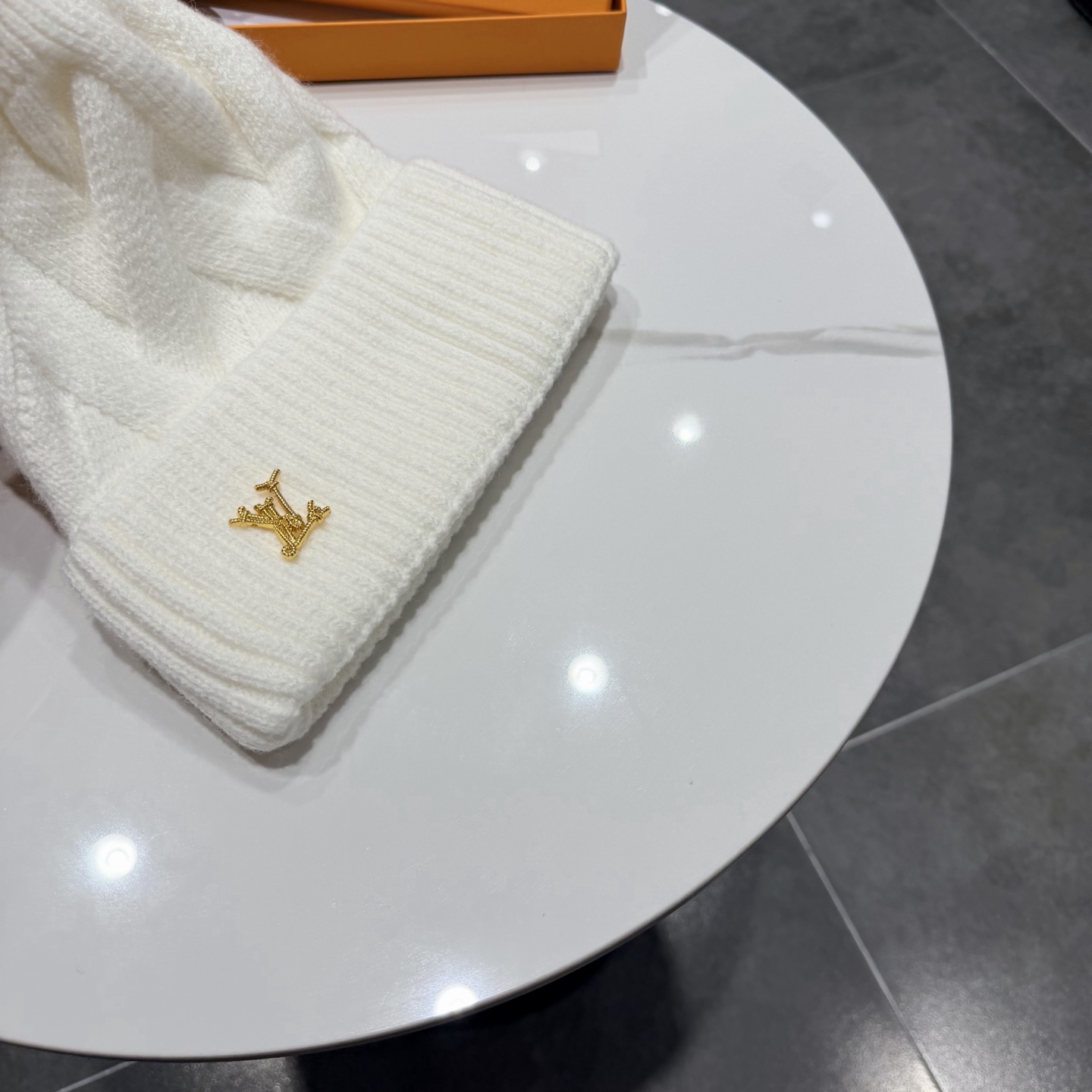 Lv毛线帽！配狐狸毛球小姐姐的冬日最爱～随便搭配什么衣服都好看！又减龄又显可爱的一款～颜色很多，随心百搭～毛球配的是整整