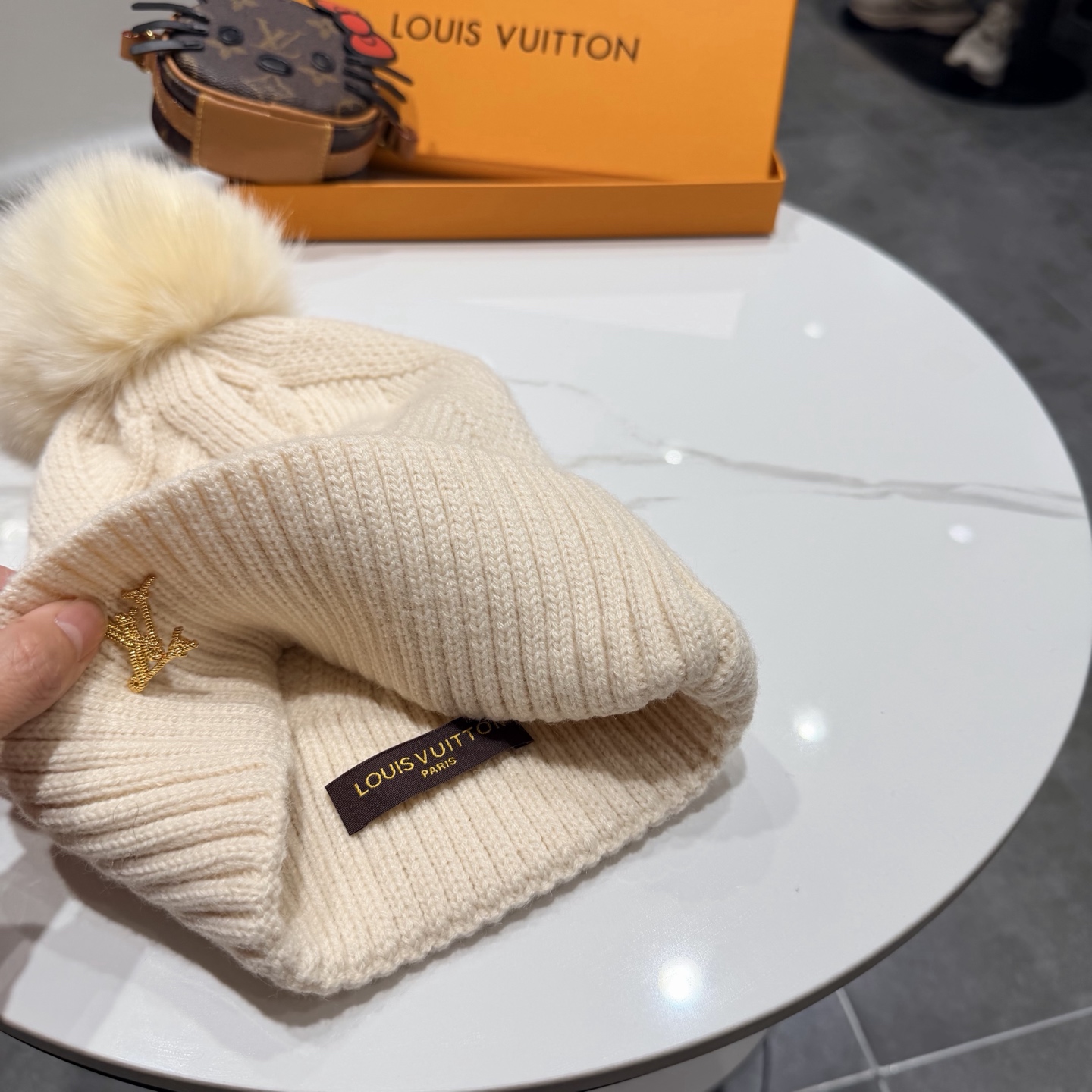 Lv毛线帽！配狐狸毛球小姐姐的冬日最爱～随便搭配什么衣服都好看！又减龄又显可爱的一款～颜色很多，随心百搭～毛球配的是整整