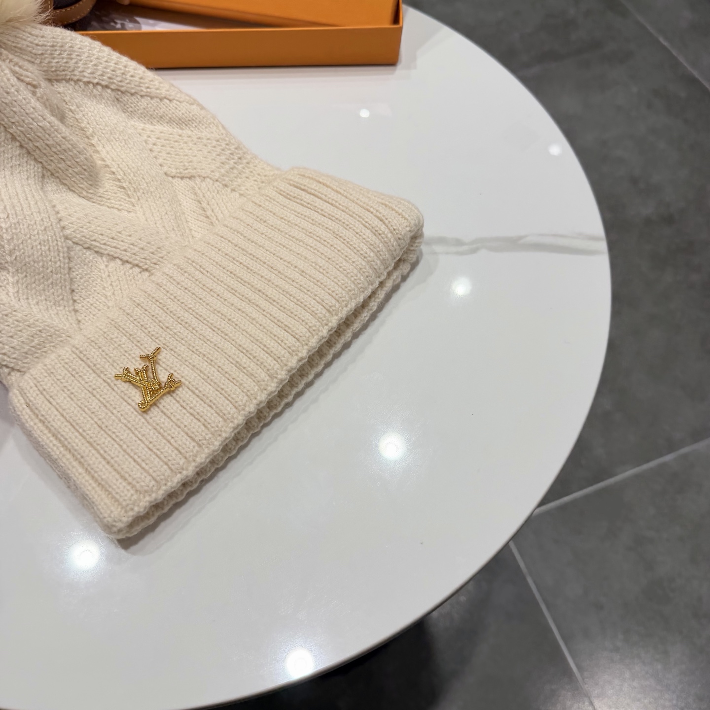 Lv毛线帽！配狐狸毛球小姐姐的冬日最爱～随便搭配什么衣服都好看！又减龄又显可爱的一款～颜色很多，随心百搭～毛球配的是整整