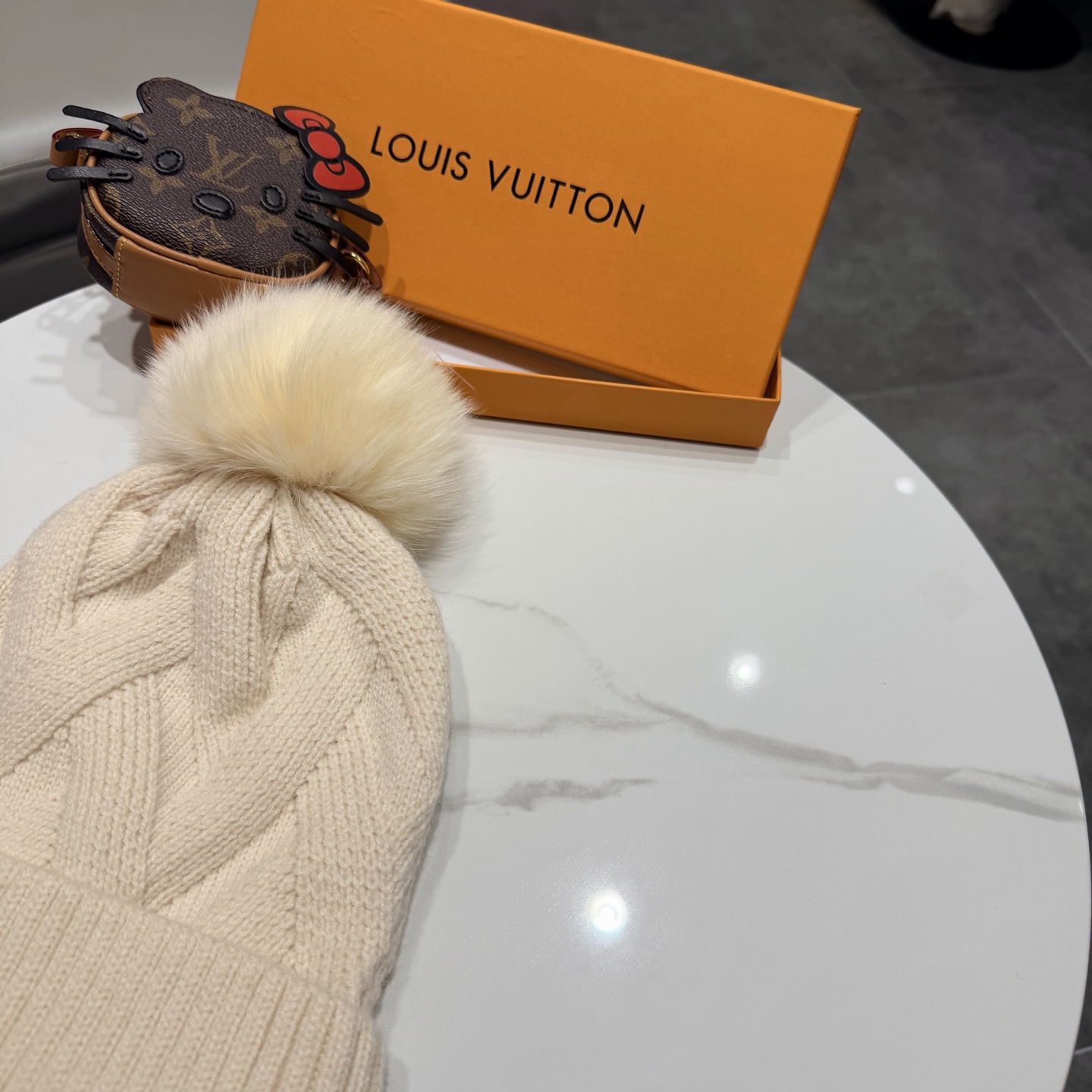 Lv毛线帽！配狐狸毛球小姐姐的冬日最爱～随便搭配什么衣服都好看！又减龄又显可爱的一款～颜色很多，随心百搭～毛球配的是整整