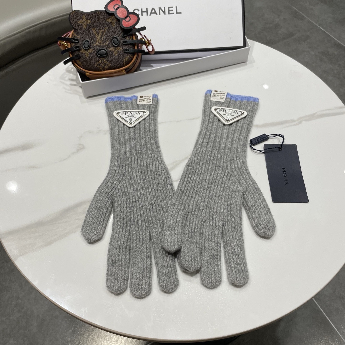 NO:618237,prada Prada 2025 new ins Korean style contrasting edge stitching autumn and winter long leaky finger touch screen knitted gloves men and women warm gloves, gloves, prada, prada, gloves19860909prada普拉达2025新款ins韩版撞色边拼接秋冬长款漏指可触屏针织手套男女保暖手套,手套,prada,prada,gloves,accessory