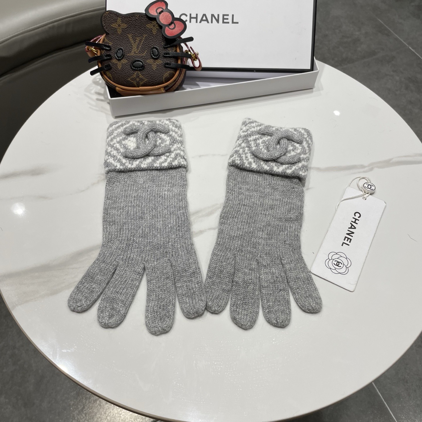 NO:618240,With packaging, the popular CHANEL autumn and winter wool knitted gloves solid color series are hot this autumn and winter. Every color is super beautiful. It looks great with a cashmere coat. Three-dimensional tailoring. Smooth lines. Comfortable to wear. Fingerless design is more convenient. Fits the hand. One size fits all. Gloves, gloves, chanel, chanel, gloves19860909配包装 爆款CHANEL香奈儿秋冬羊毛针织手套纯色系列今年秋冬大火 每色都超好看 搭配羊绒大衣绝美 立体版型剪裁 线条流畅 佩戴舒适 露指设计更加方便 贴合手型 尺码均码手套,手套,chanel,chanel,gloves,accessory