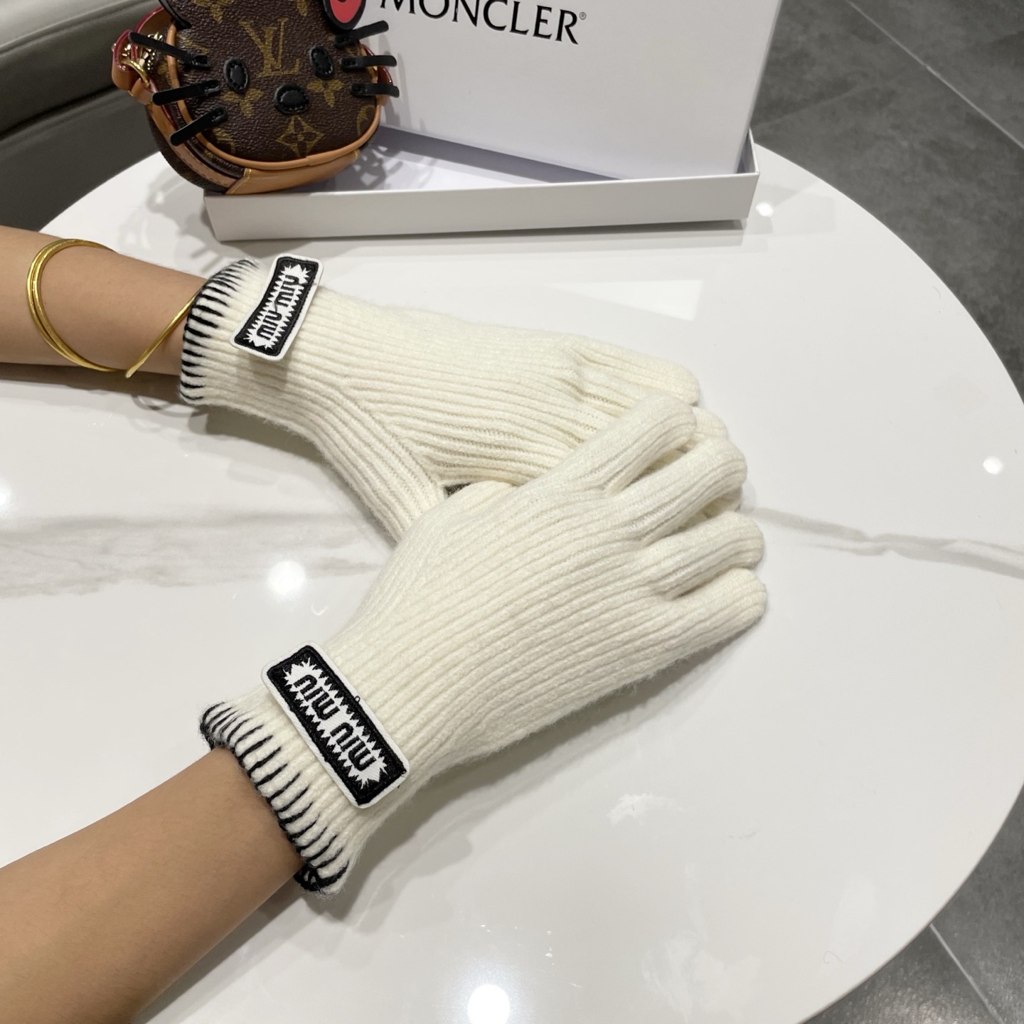 NO:618246,Comes with packaging Miumiu muumiu thickened wool solid color knitted gloves for women 2025 new autumn and winter cycling gloves with leaky fingers and touchable screen protectors, gloves, miumiu, gloves19860909配包装缪缪muumiu加厚含羊毛纯色针织手套女2025新款秋冬骑行漏指可触屏保手套,手套,miumiu,gloves,accessory