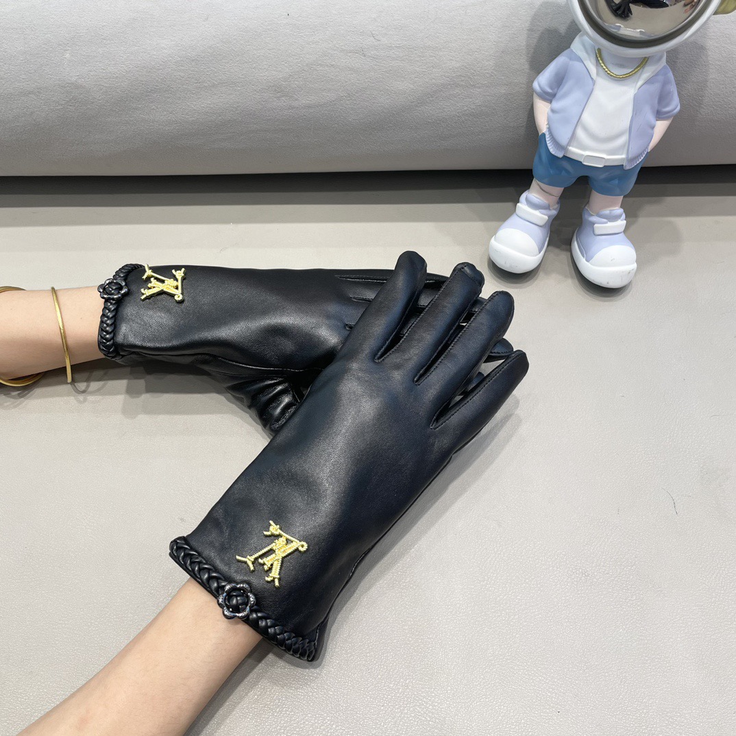 NO:618249,2025 new exclusive first touch screen women's gloves LV [original order quality] official website synchronized women's new high-end sheepskin gloves, the first choice of goddess Jimei. Don't miss 100% imported sheepskin. The leather is fine and soft. Pay attention to the imported sheepskin's unique feel and cashmere lining to keep warm. Top-notch workmanship. No detail is spared. Genuine version. Counter one-to-one size M L gloves, gloves, louis vuitton, sheepskin, gloves198609092025新款独家首发触屏女款手套LV【原单品质】官网同步女士新款高档羊皮手套女神集美们首选 不可错过百分百选用进口羊皮 皮质细腻柔软 认准进口羊皮特有手感羊绒内里保暖更佳 顶级做工任何细节都不放过正品开版 专柜一比一 码数Ｍ L手套,手套,louis vuitton,sheepskin,gloves,accessory