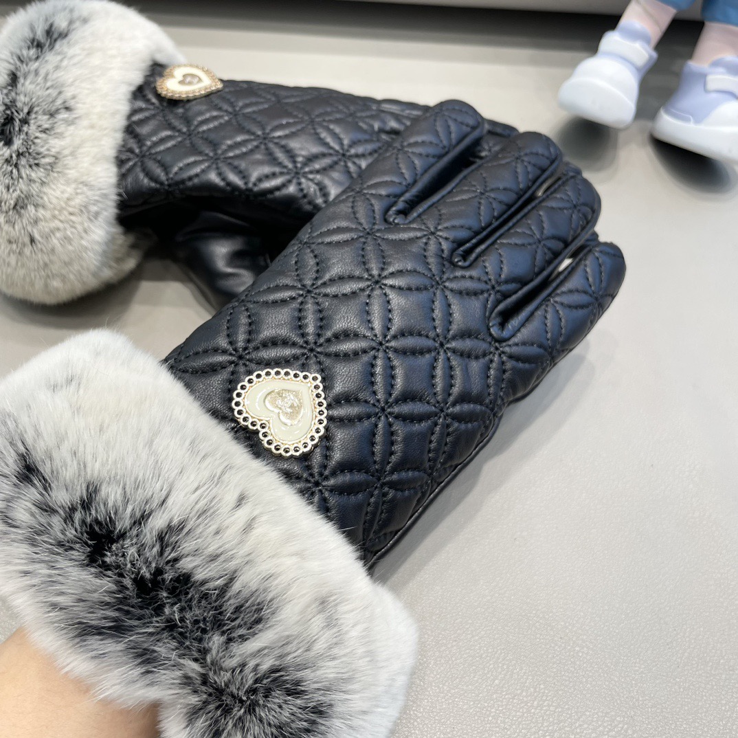 NO:618261,Chanel Love 2025 Autumn and Winter Lazy Rabbit Fur Sheepskin Gloves are worth comparing the same model with different qualities, instantly killing poor products on the market, imported first-grade sheepskin lazy rabbit fur lining with velvet, a classic and timeless style. If you like it, you can buy it. This kind of quality can be used this year and next year [Happy][Happy][Happy] Comes with the box code ML gloves, gloves, chanel, chanel, sheepskin, gloves19860909Chanel 香奈儿爱心2025秋冬懒兔毛羊皮手套值得对比同款不同品质,秒杀市场差产品,进口一级羊皮懒兔毛内里加绒 经典不过时款.喜欢可以入手了,这种品质的今年用了明年还能用 [愉快][愉快][愉快]配上盒子码数ML手套,手套,chanel,chanel,sheepskin,gloves,accessory