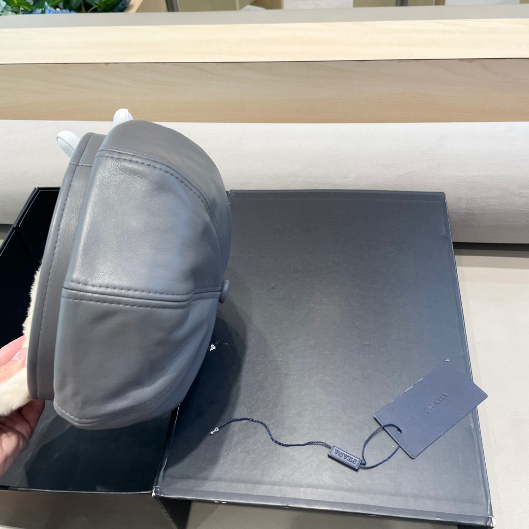 普拉达Prada秋冬羊羔毛八角帽女气质百搭做旧皮质英伦风鸭舌报童帽画家贝雷帽