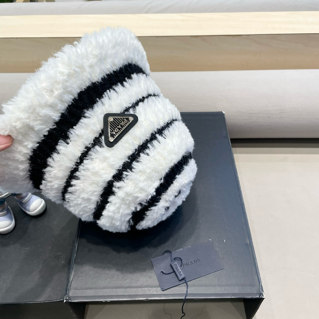 普拉达Prada新款毛绒大头围水桶帽女秋冬韩版可爱百搭显脸小保暖条纹渔夫帽子