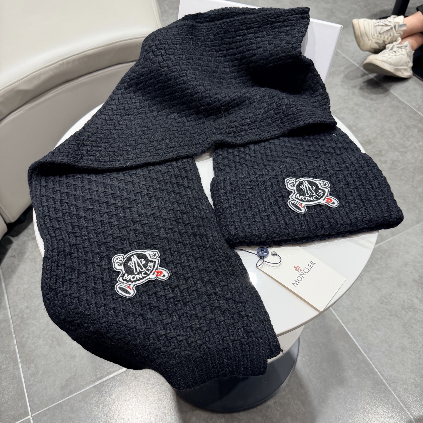 🎀蒙口套装MONCLER👏帽子+围巾套装！兔绒➕羊绒成份🤔配真狐狸毛球，保暖又时尚 😱3色可选哦❤ 黑 白 灰❤男女通用