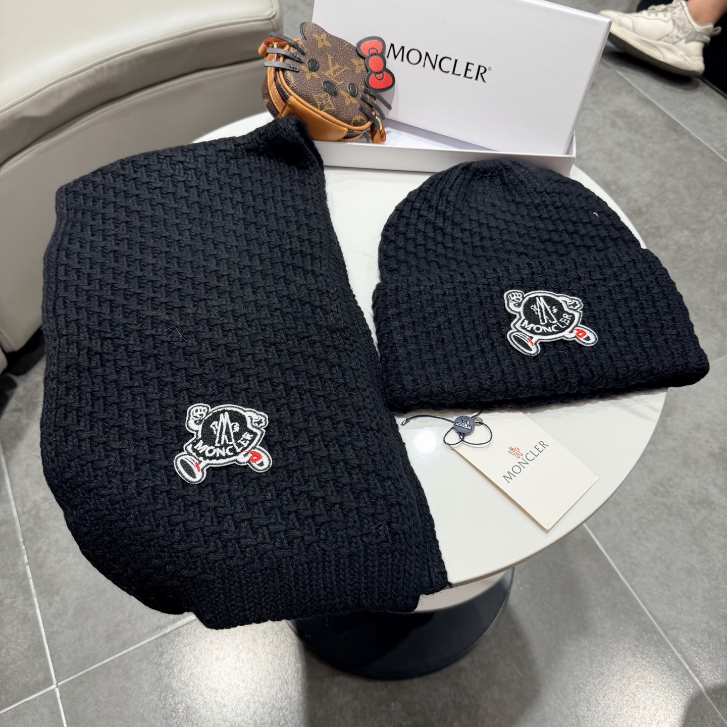 🎀蒙口套装MONCLER👏帽子+围巾套装！兔绒➕羊绒成份🤔配真狐狸毛球，保暖又时尚 😱3色可选哦❤ 黑 白 灰❤男女通用