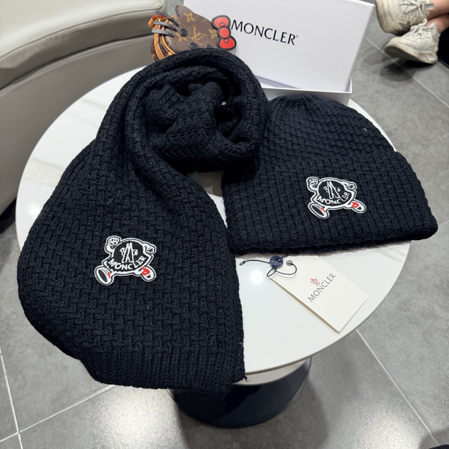 🎀蒙口套装MONCLER👏帽子+围巾套装！兔绒➕羊绒成份🤔配真狐狸毛球，保暖又时尚 😱3色可选哦❤ 黑 白 灰❤男女通用