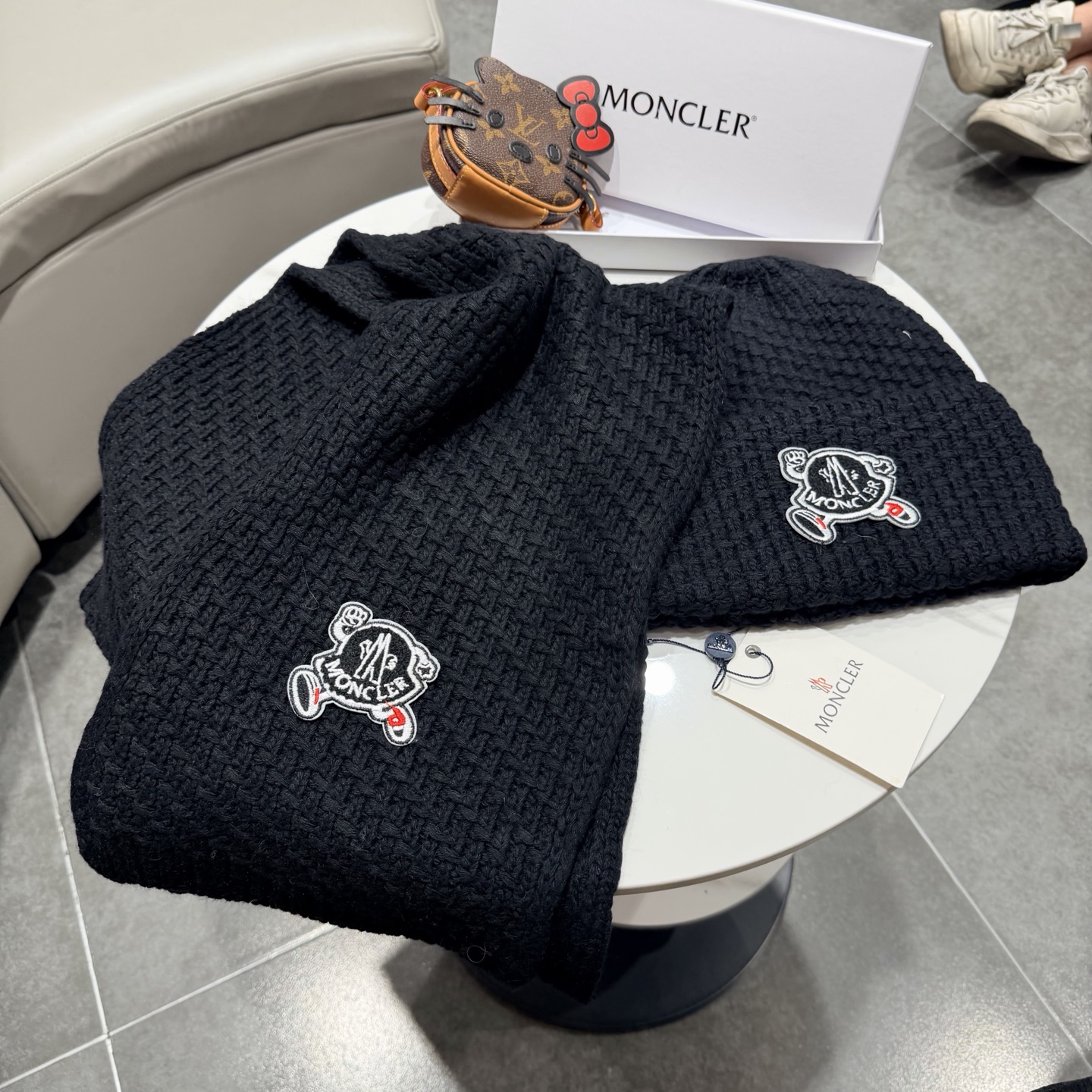 🎀蒙口套装MONCLER👏帽子+围巾套装！兔绒➕羊绒成份🤔配真狐狸毛球，保暖又时尚 😱3色可选哦❤ 黑 白 灰❤男女通用