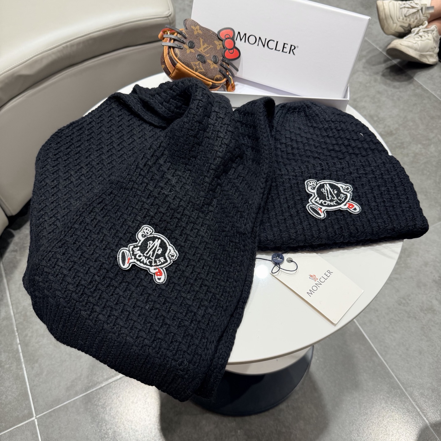🎀蒙口套装MONCLER👏帽子+围巾套装！兔绒➕羊绒成份🤔配真狐狸毛球，保暖又时尚 😱3色可选哦❤ 黑 白 灰❤男女通用
