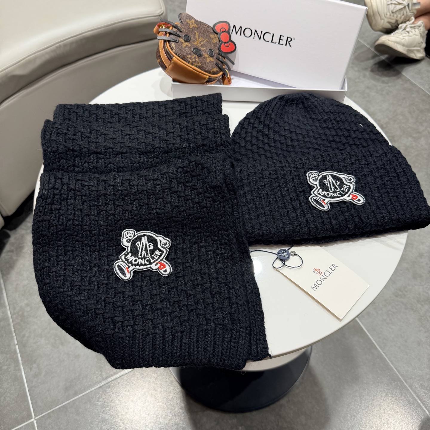 🎀蒙口套装MONCLER👏帽子+围巾套装！兔绒➕羊绒成份🤔配真狐狸毛球，保暖又时尚 😱3色可选哦❤ 黑 白 灰❤男女通用