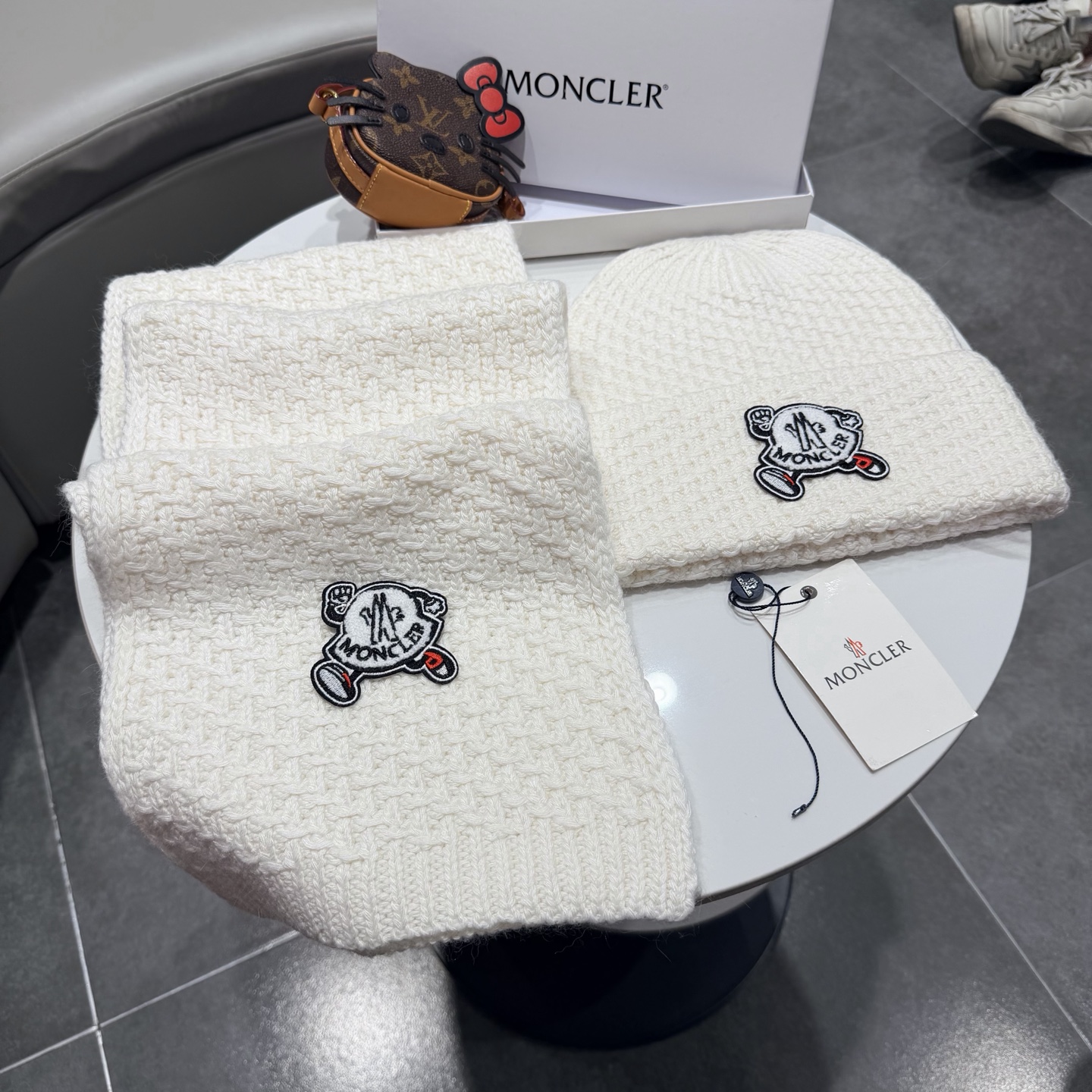 🎀蒙口套装MONCLER👏帽子+围巾套装！兔绒➕羊绒成份🤔配真狐狸毛球，保暖又时尚 😱3色可选哦❤ 黑 白 灰❤男女通用