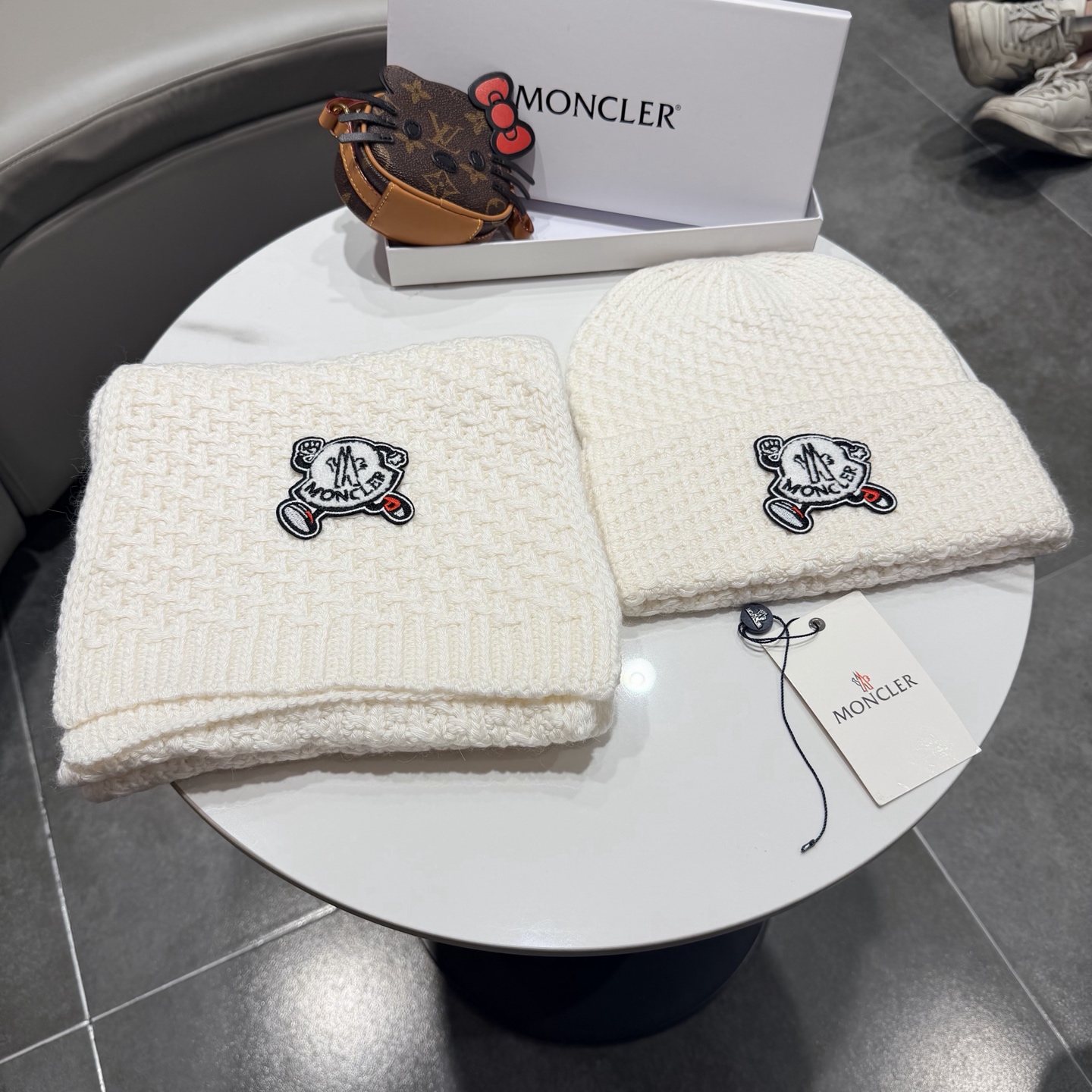 🎀蒙口套装MONCLER👏帽子+围巾套装！兔绒➕羊绒成份🤔配真狐狸毛球，保暖又时尚 😱3色可选哦❤ 黑 白 灰❤男女通用