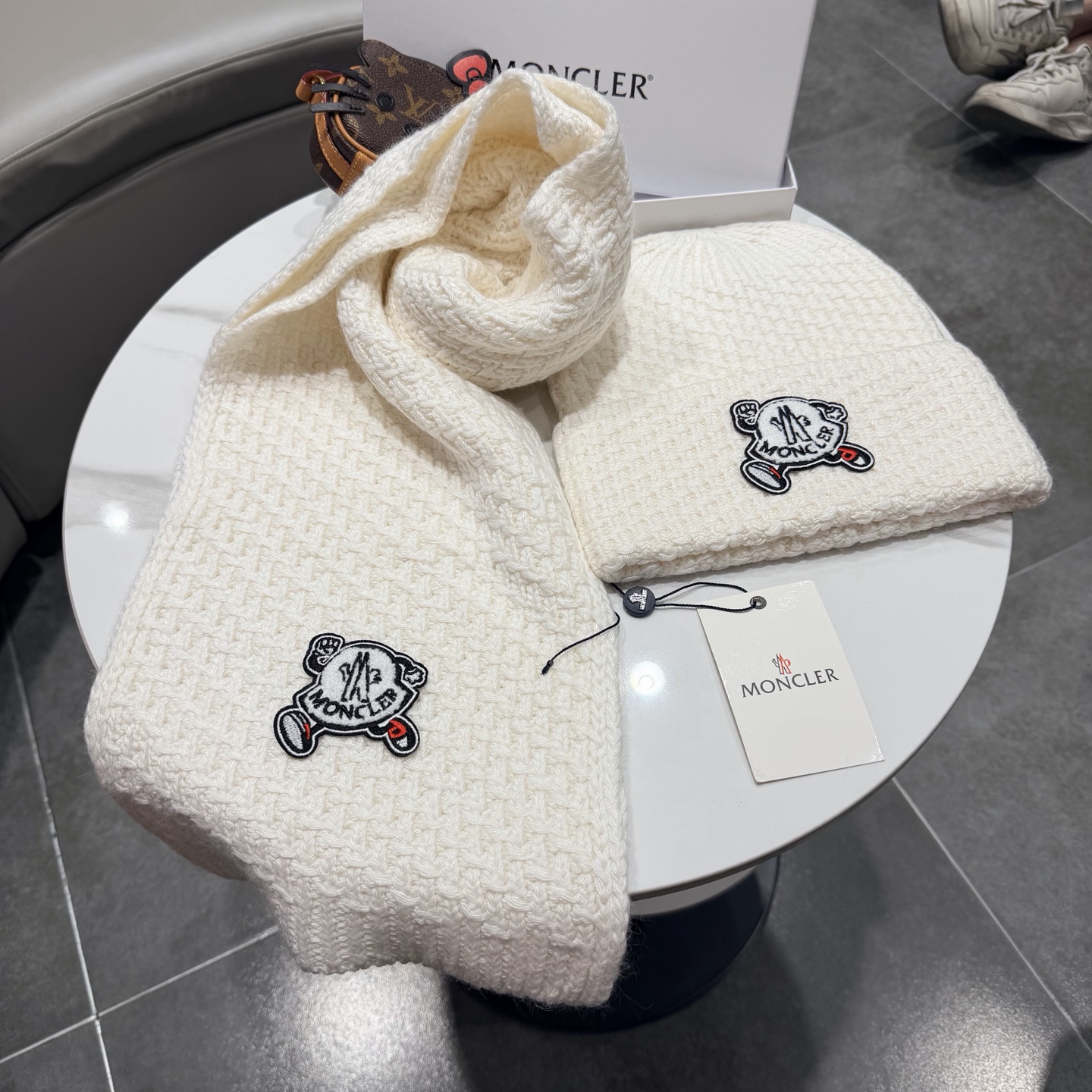 🎀蒙口套装MONCLER👏帽子+围巾套装！兔绒➕羊绒成份🤔配真狐狸毛球，保暖又时尚 😱3色可选哦❤ 黑 白 灰❤男女通用
