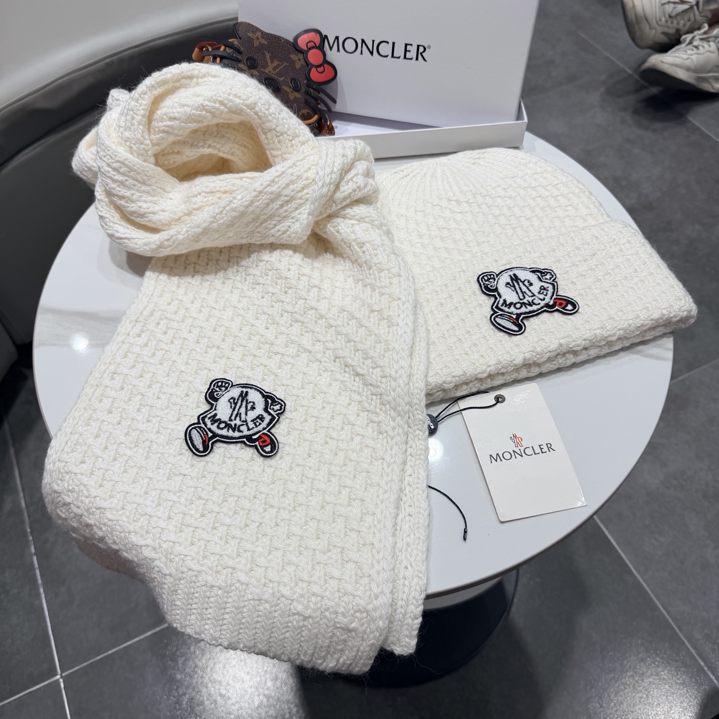 🎀蒙口套装MONCLER👏帽子+围巾套装！兔绒➕羊绒成份🤔配真狐狸毛球，保暖又时尚 😱3色可选哦❤ 黑 白 灰❤男女通用