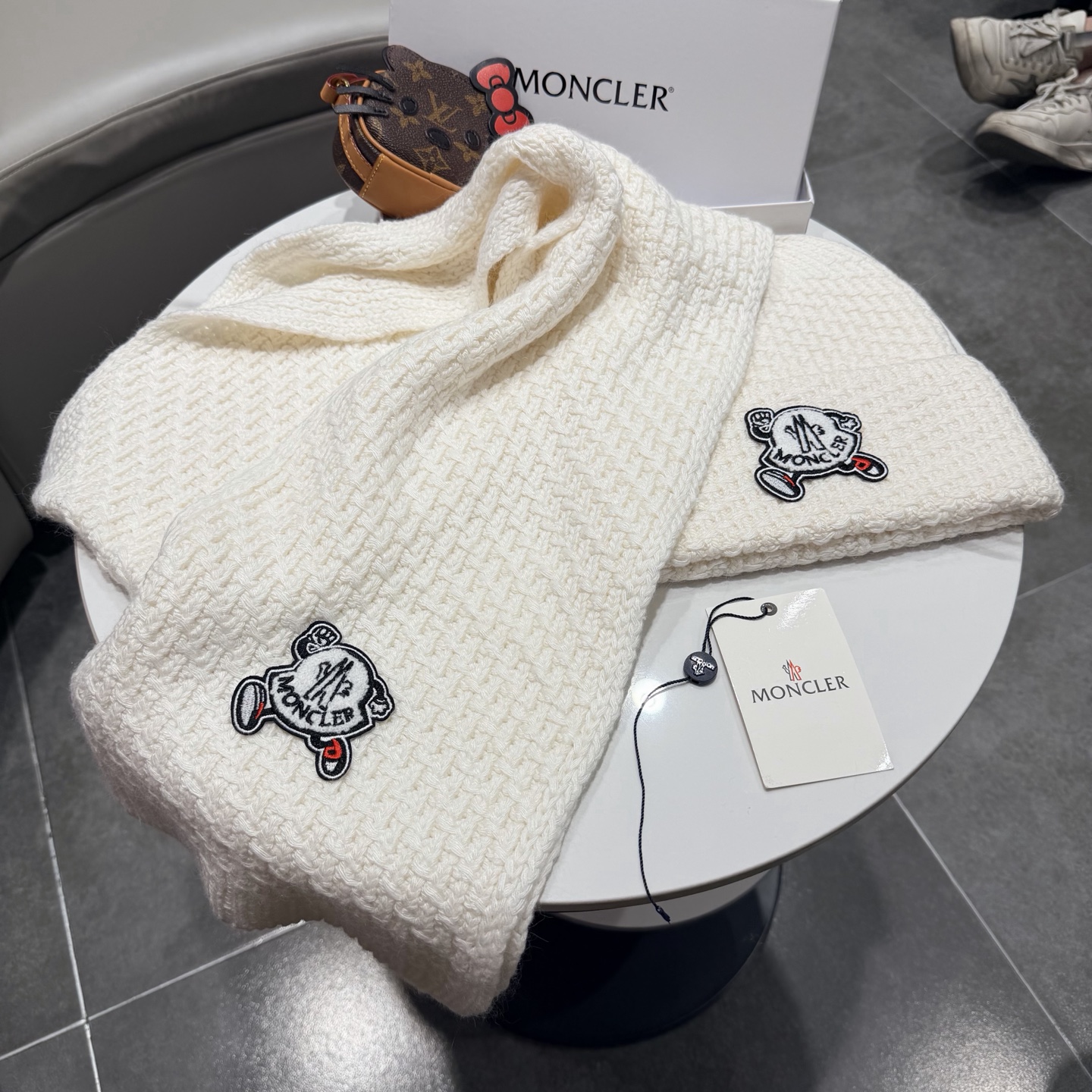 🎀蒙口套装MONCLER👏帽子+围巾套装！兔绒➕羊绒成份🤔配真狐狸毛球，保暖又时尚 😱3色可选哦❤ 黑 白 灰❤男女通用