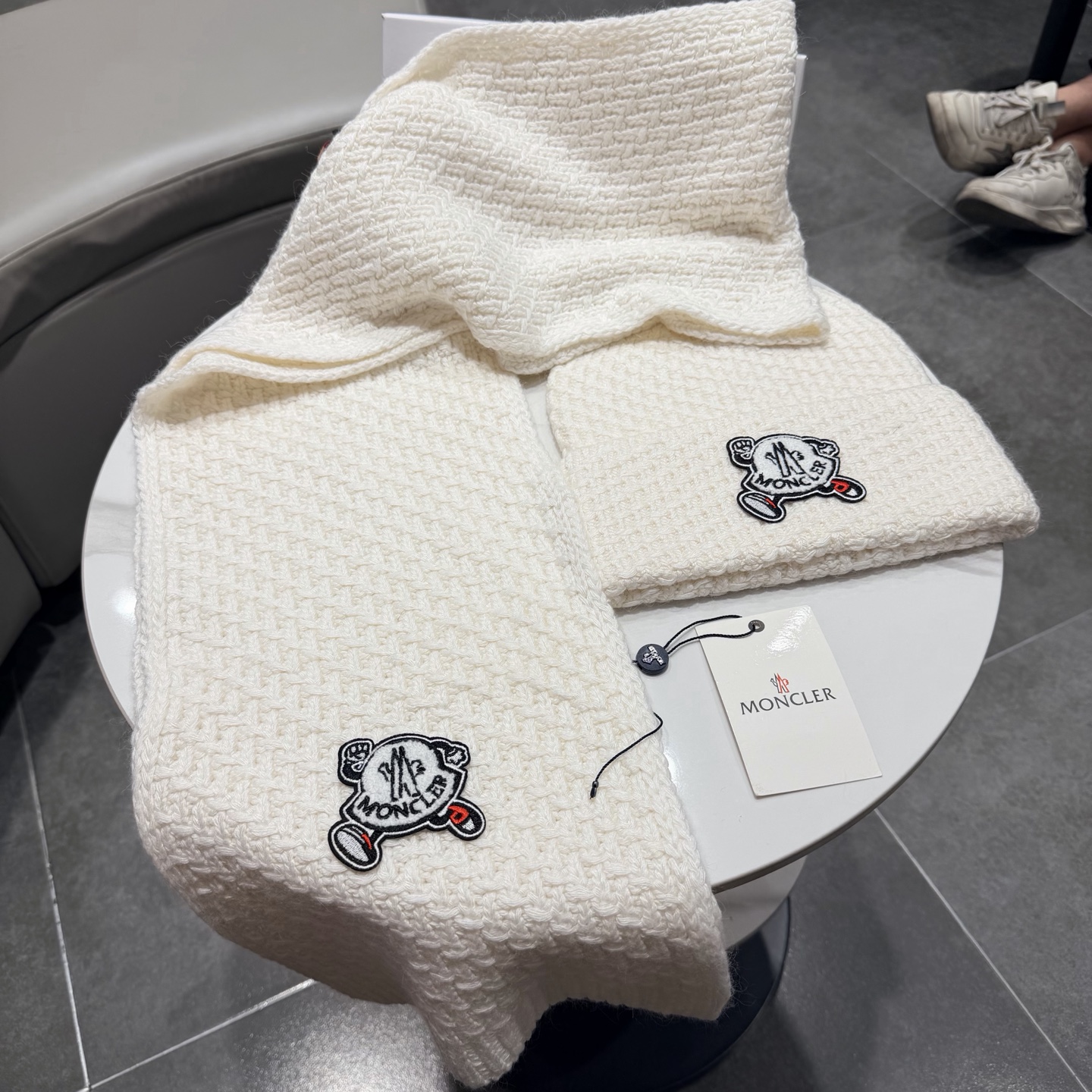 🎀蒙口套装MONCLER👏帽子+围巾套装！兔绒➕羊绒成份🤔配真狐狸毛球，保暖又时尚 😱3色可选哦❤ 黑 白 灰❤男女通用