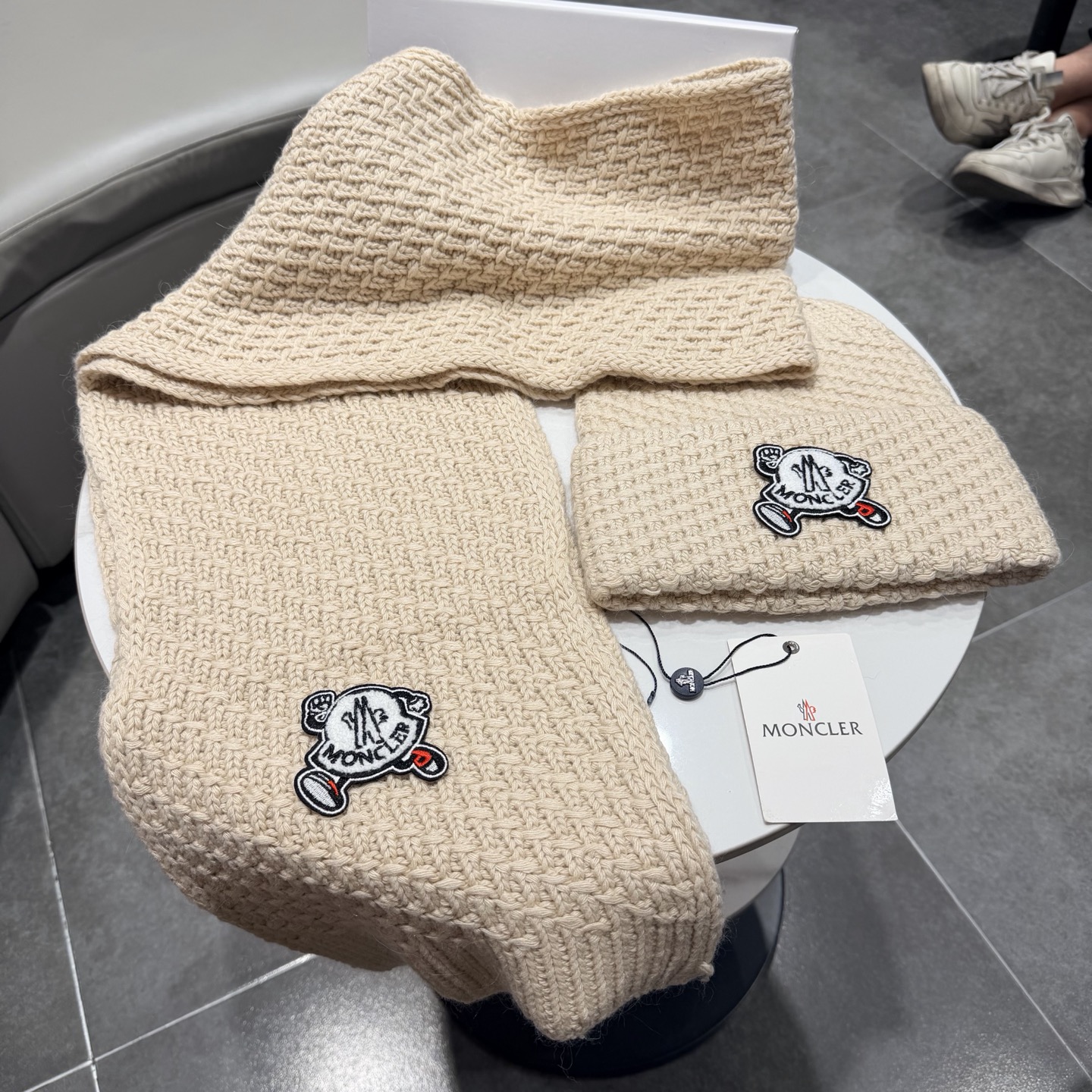 🎀蒙口套装MONCLER👏帽子+围巾套装！兔绒➕羊绒成份🤔配真狐狸毛球，保暖又时尚 😱3色可选哦❤ 黑 白 灰❤男女通用