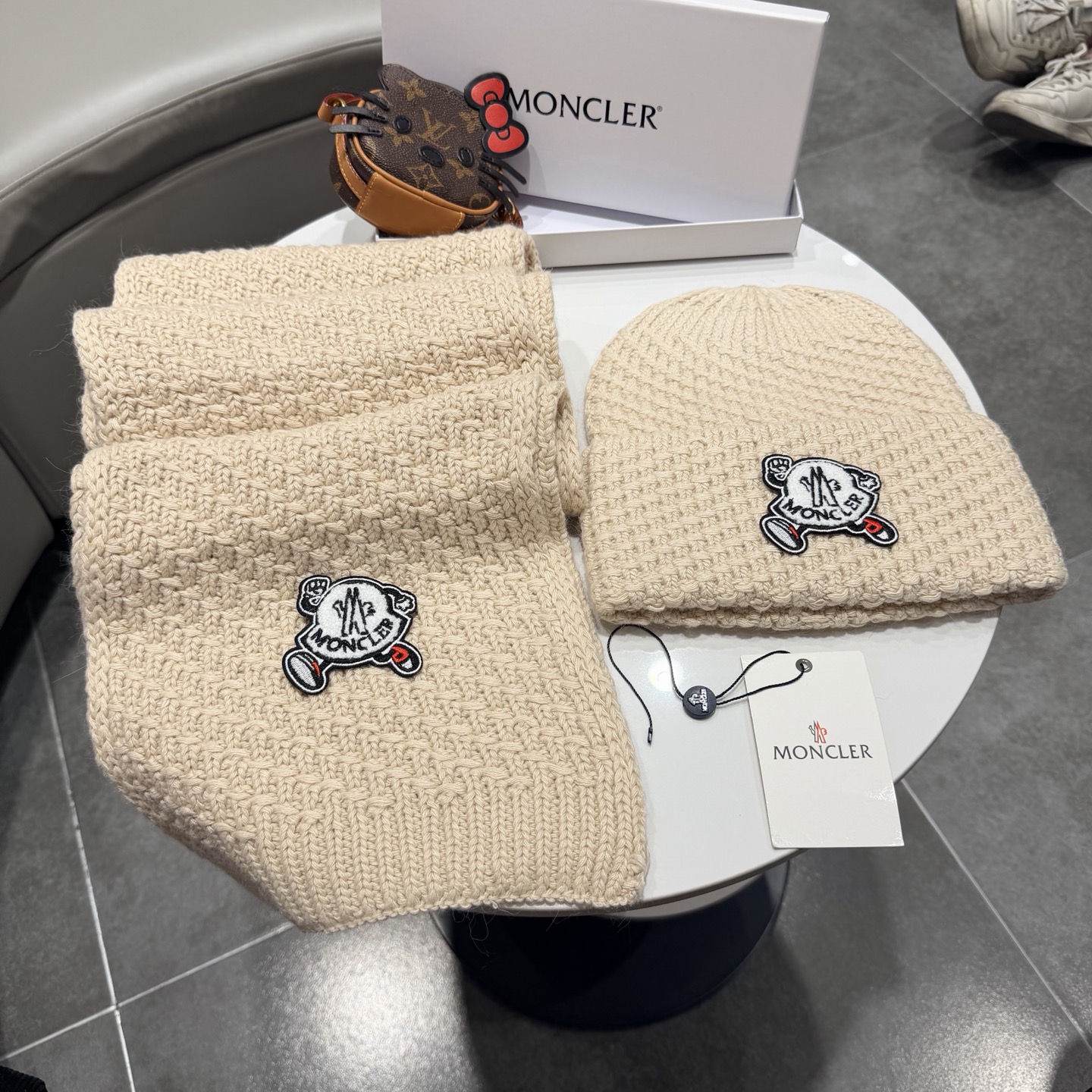 🎀蒙口套装MONCLER👏帽子+围巾套装！兔绒➕羊绒成份🤔配真狐狸毛球，保暖又时尚 😱3色可选哦❤ 黑 白 灰❤男女通用