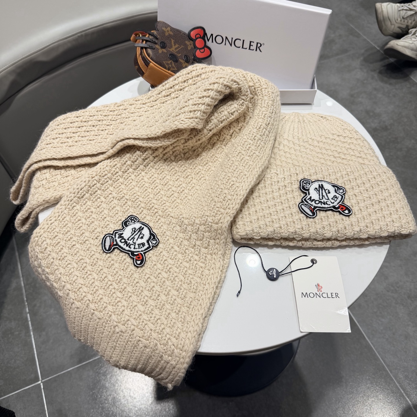 🎀蒙口套装MONCLER👏帽子+围巾套装！兔绒➕羊绒成份🤔配真狐狸毛球，保暖又时尚 😱3色可选哦❤ 黑 白 灰❤男女通用