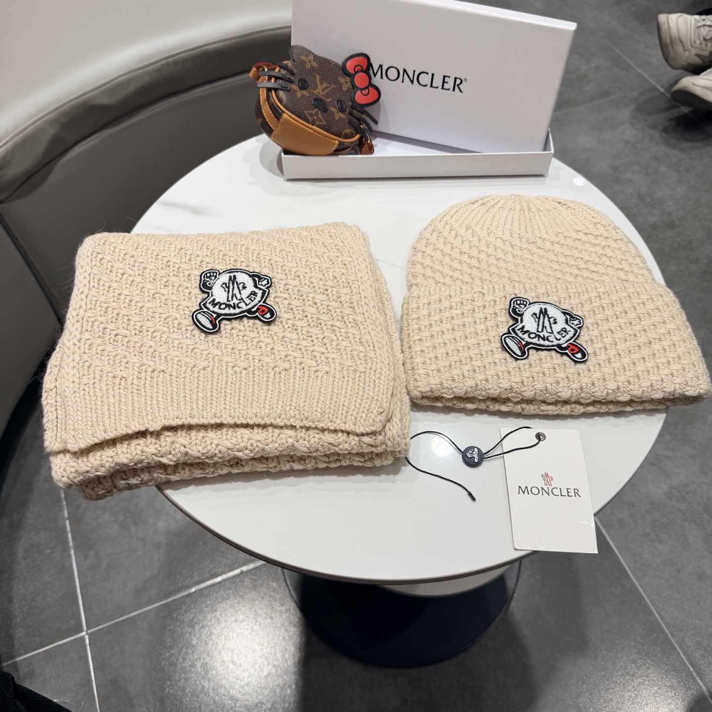 🎀蒙口套装MONCLER👏帽子+围巾套装！兔绒➕羊绒成份🤔配真狐狸毛球，保暖又时尚 😱3色可选哦❤ 黑 白 灰❤男女通用