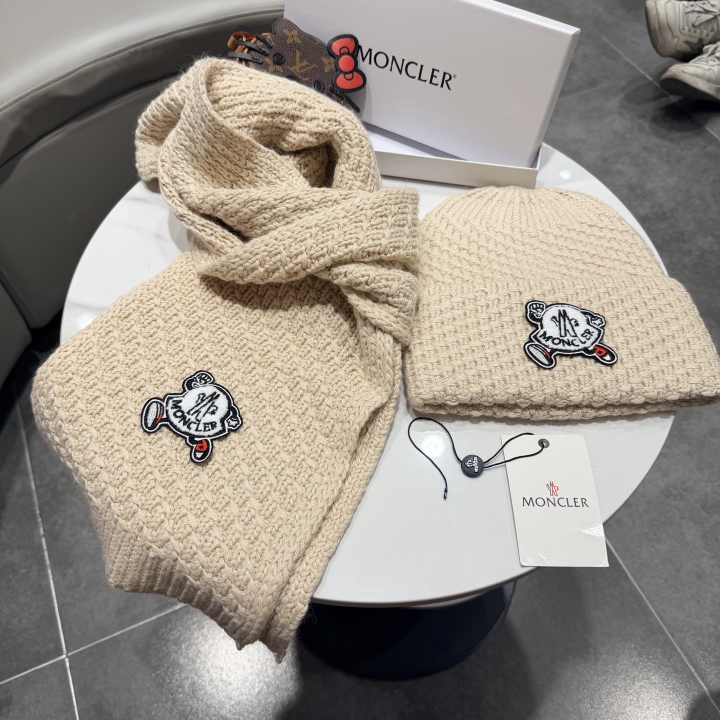 🎀蒙口套装MONCLER👏帽子+围巾套装！兔绒➕羊绒成份🤔配真狐狸毛球，保暖又时尚 😱3色可选哦❤ 黑 白 灰❤男女通用