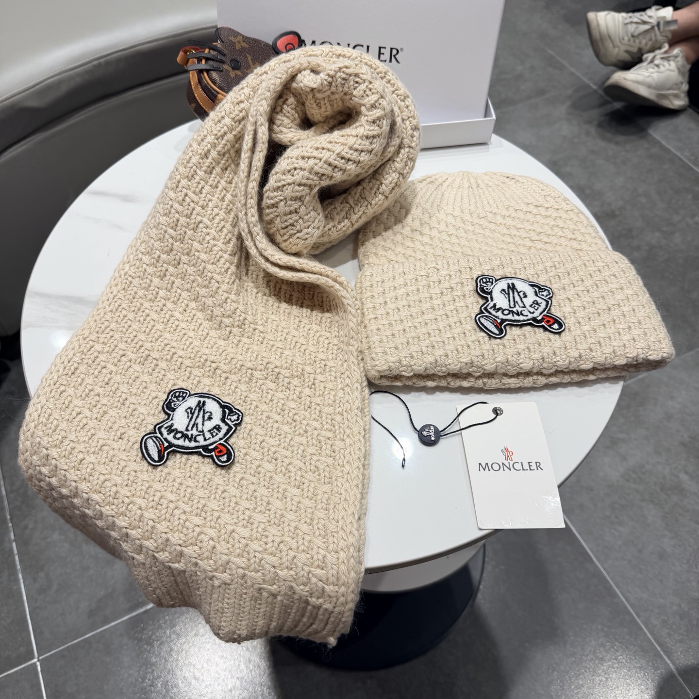🎀蒙口套装MONCLER👏帽子+围巾套装！兔绒➕羊绒成份🤔配真狐狸毛球，保暖又时尚 😱3色可选哦❤ 黑 白 灰❤男女通用