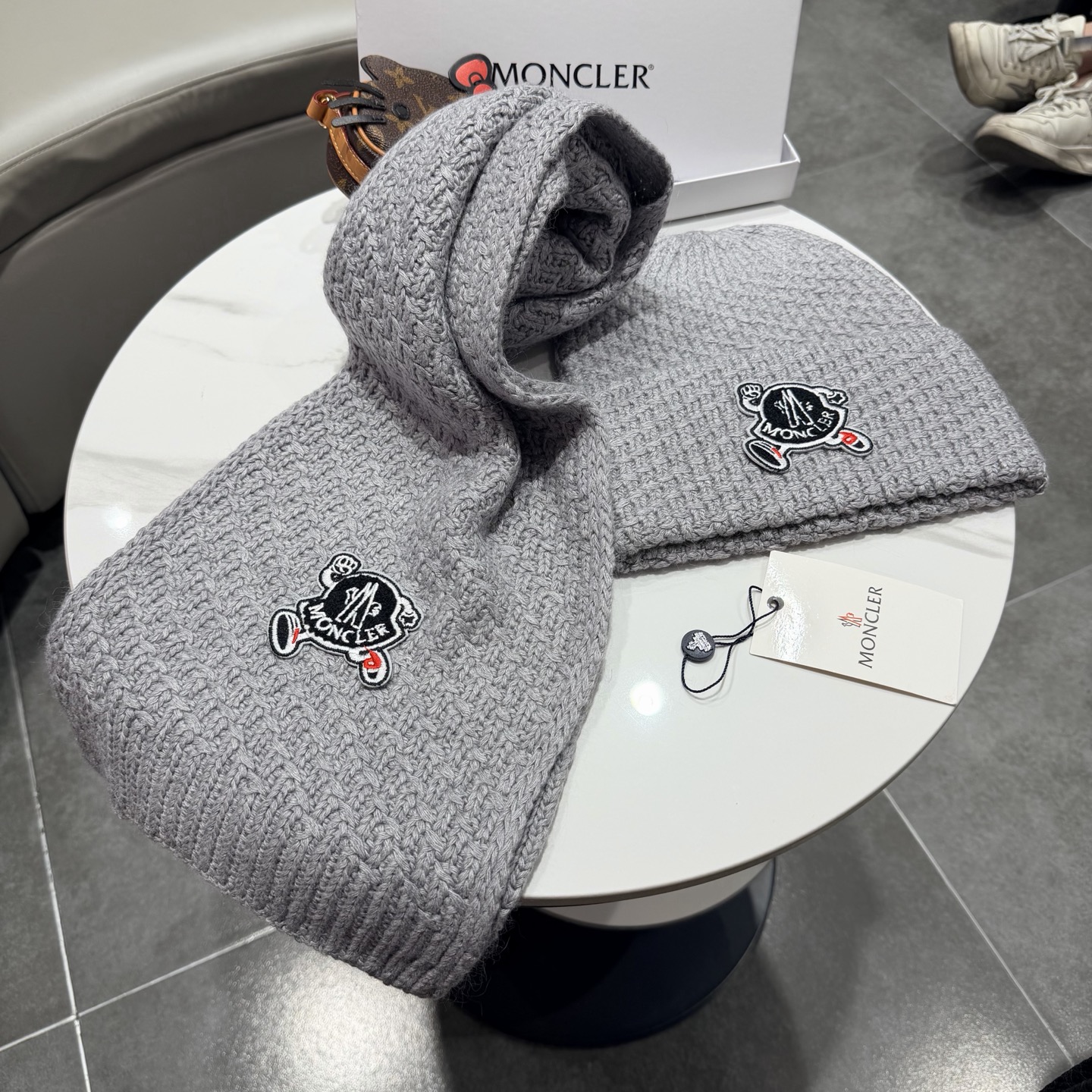 🎀蒙口套装MONCLER👏帽子+围巾套装！兔绒➕羊绒成份🤔配真狐狸毛球，保暖又时尚 😱3色可选哦❤ 黑 白 灰❤男女通用