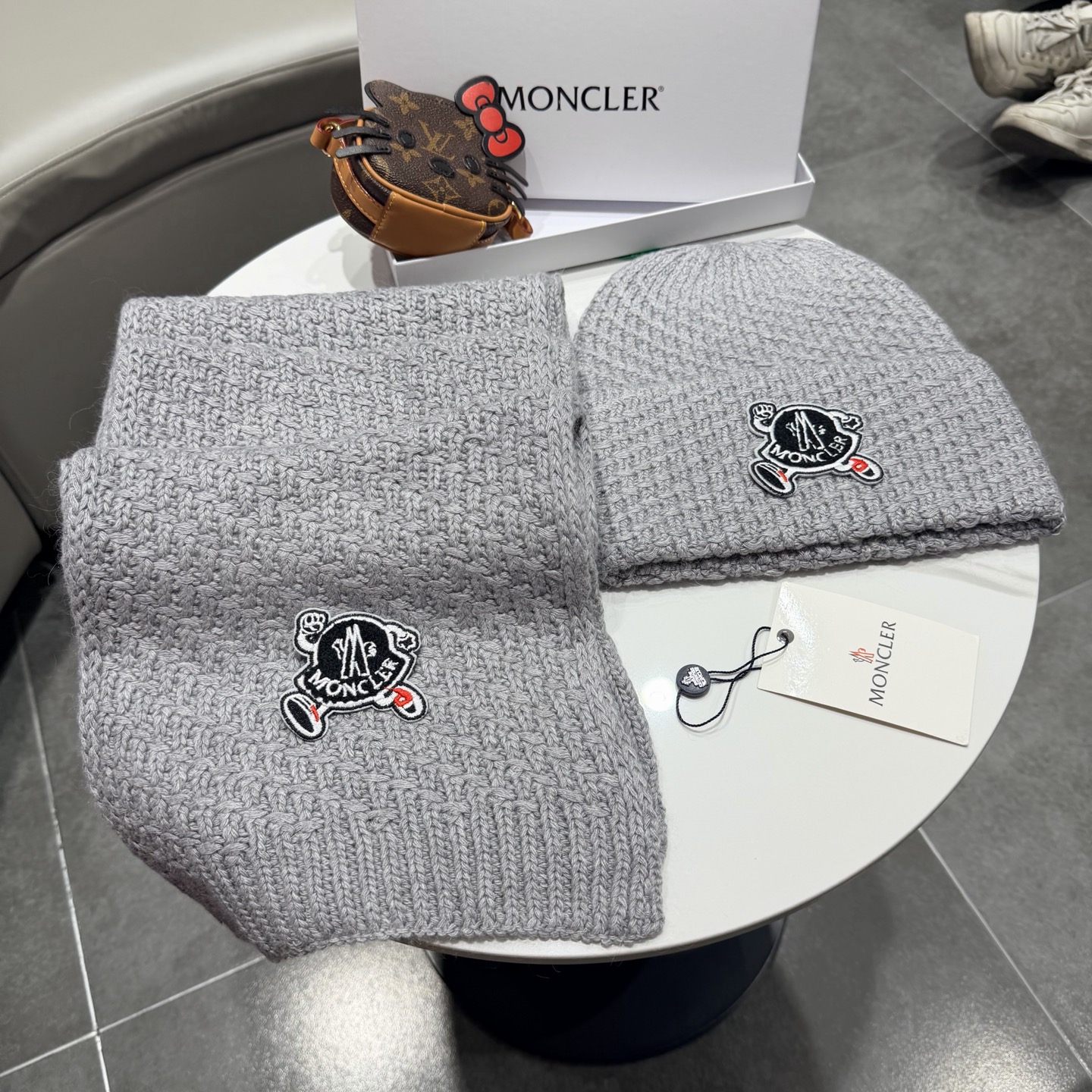 🎀蒙口套装MONCLER👏帽子+围巾套装！兔绒➕羊绒成份🤔配真狐狸毛球，保暖又时尚 😱3色可选哦❤ 黑 白 灰❤男女通用