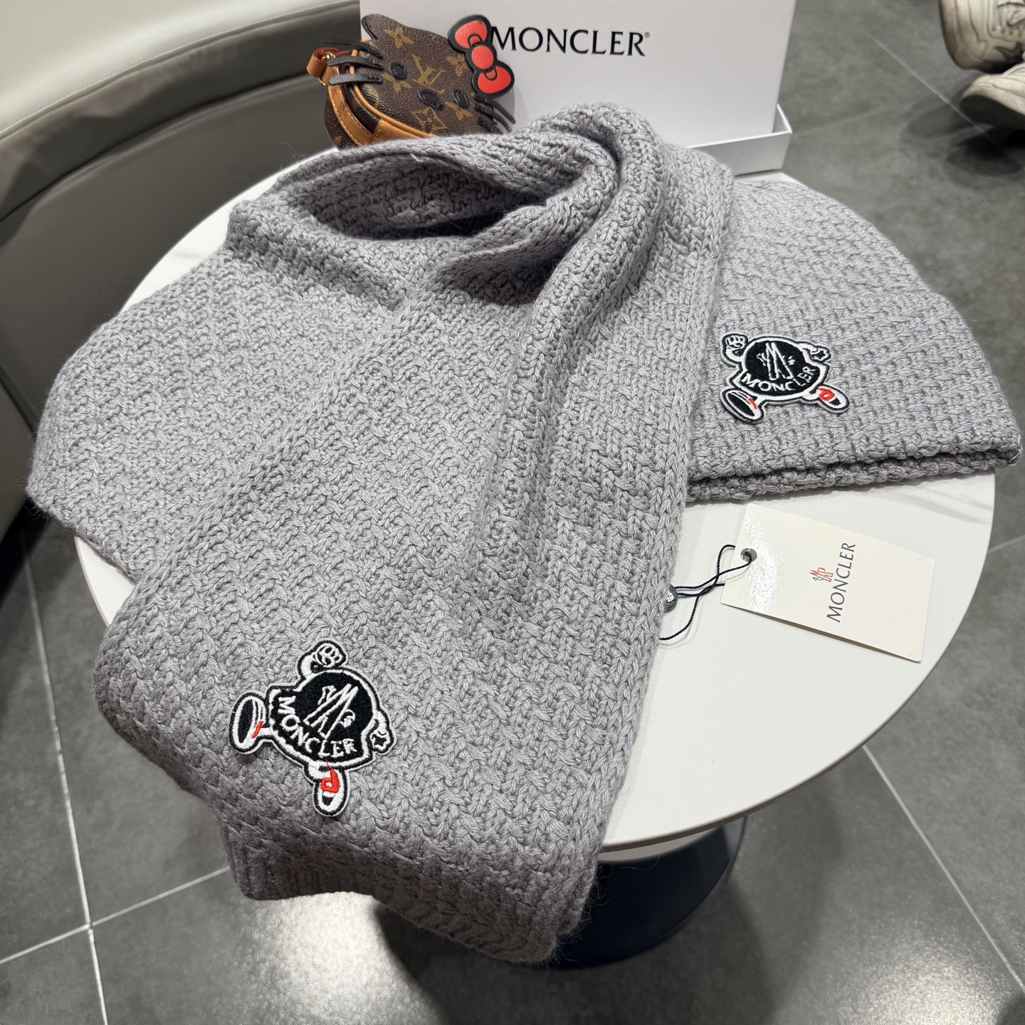 🎀蒙口套装MONCLER👏帽子+围巾套装！兔绒➕羊绒成份🤔配真狐狸毛球，保暖又时尚 😱3色可选哦❤ 黑 白 灰❤男女通用