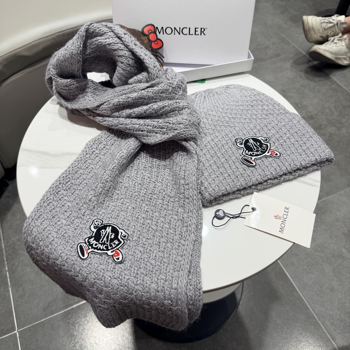🎀蒙口套装MONCLER👏帽子+围巾套装！兔绒➕羊绒成份🤔配真狐狸毛球，保暖又时尚 😱3色可选哦❤ 黑 白 灰❤男女通用