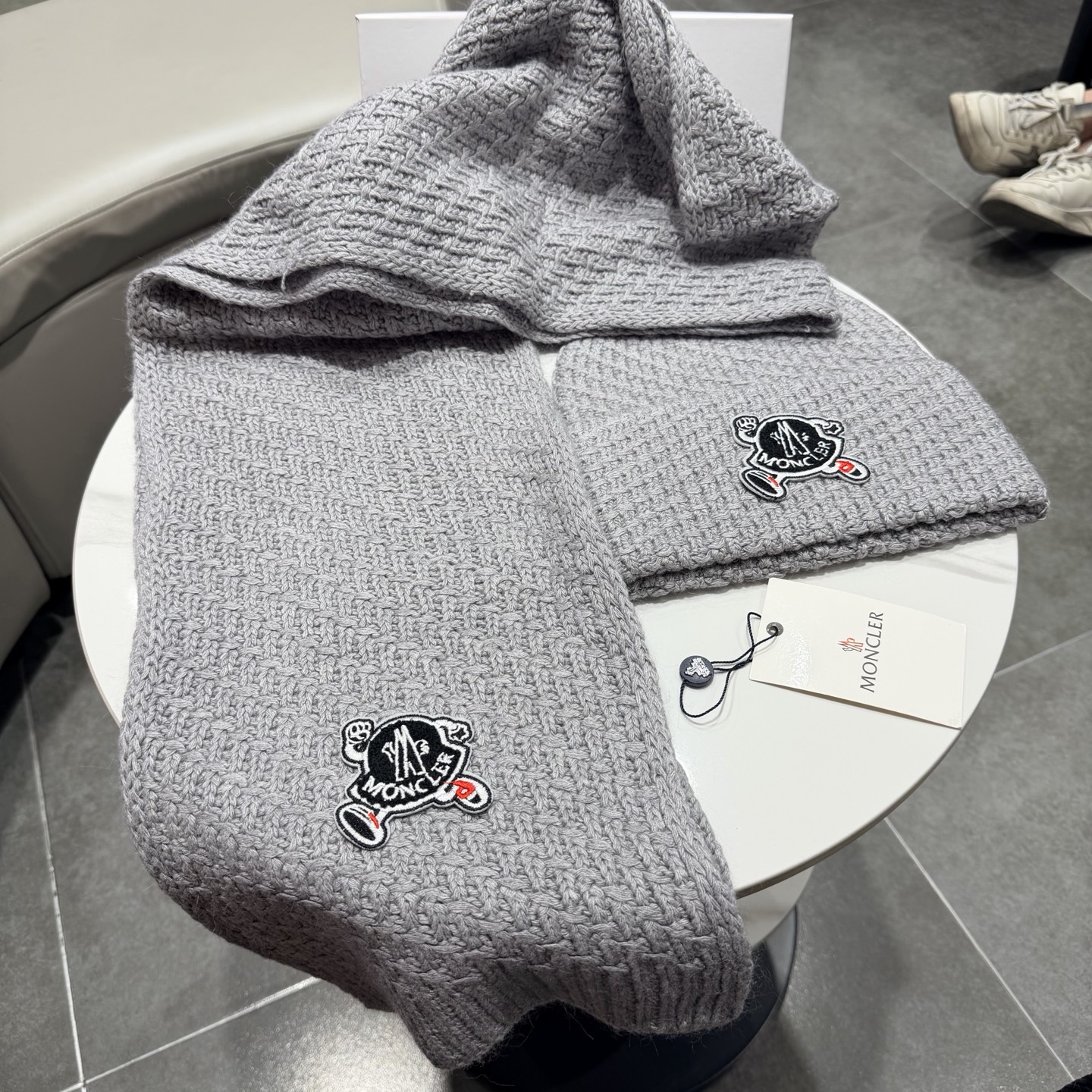 🎀蒙口套装MONCLER👏帽子+围巾套装！兔绒➕羊绒成份🤔配真狐狸毛球，保暖又时尚 😱3色可选哦❤ 黑 白 灰❤男女通用