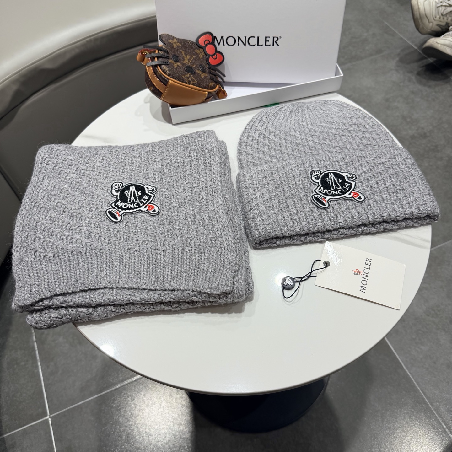 🎀蒙口套装MONCLER👏帽子+围巾套装！兔绒➕羊绒成份🤔配真狐狸毛球，保暖又时尚 😱3色可选哦❤ 黑 白 灰❤男女通用