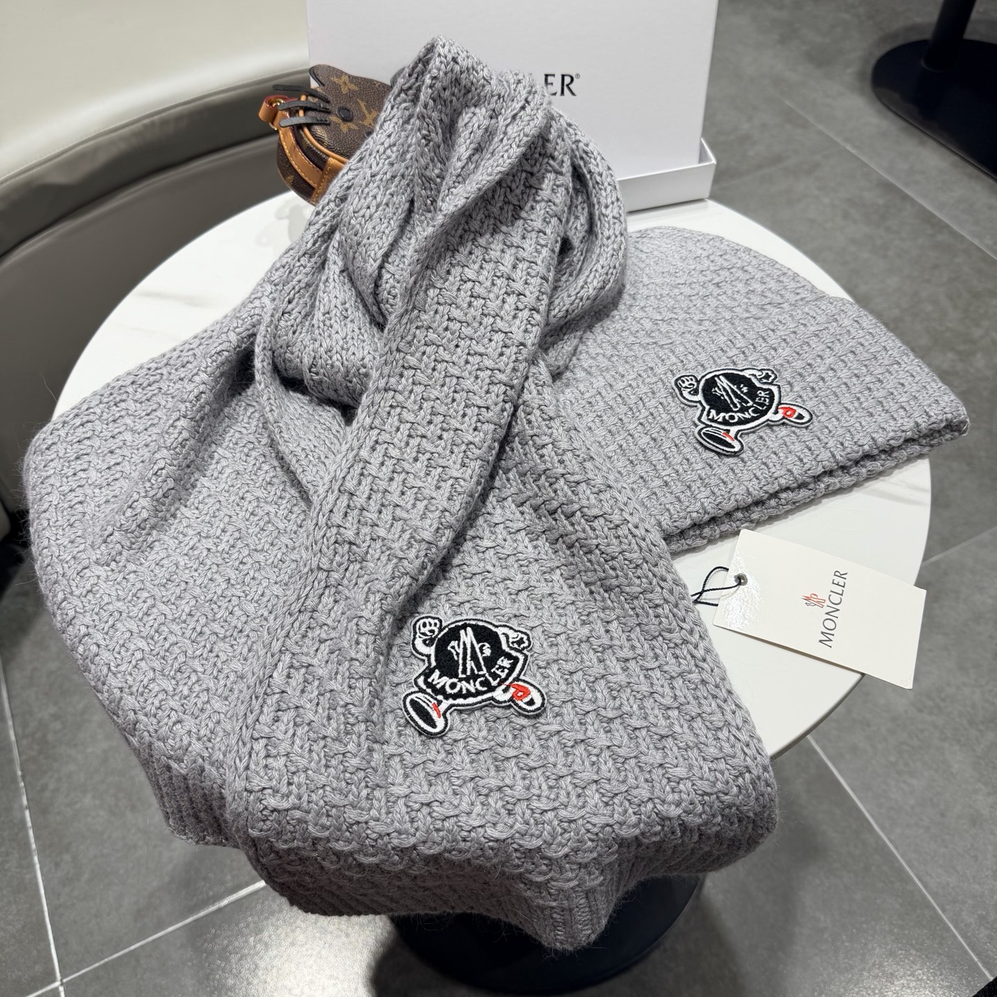 🎀蒙口套装MONCLER👏帽子+围巾套装！兔绒➕羊绒成份🤔配真狐狸毛球，保暖又时尚 😱3色可选哦❤ 黑 白 灰❤男女通用