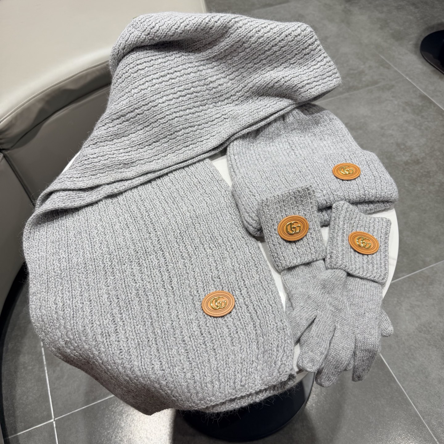 🌹古奇三件套🎁Gucci新款围巾帽子和手套三件套😍 百分之70羊绒30%兔毛成分👍保暖又时尚👍配1狐狸毛球，休闲百搭😘🌹
