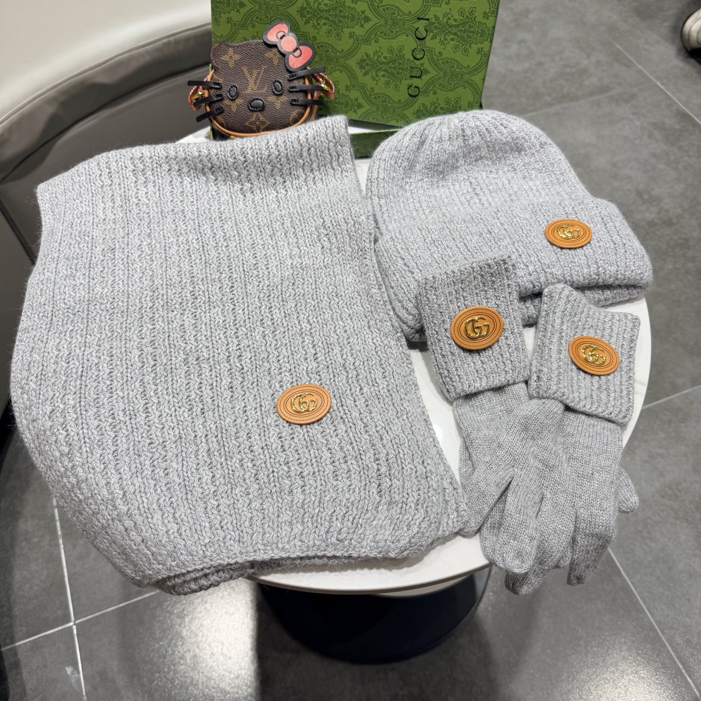 🌹古奇三件套🎁Gucci新款围巾帽子和手套三件套😍 百分之70羊绒30%兔毛成分👍保暖又时尚👍配1狐狸毛球，休闲百搭😘🌹