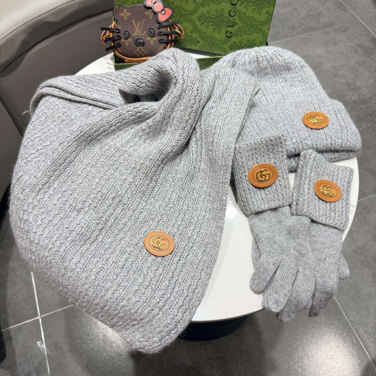 🌹古奇三件套🎁Gucci新款围巾帽子和手套三件套😍 百分之70羊绒30%兔毛成分👍保暖又时尚👍配1狐狸毛球，休闲百搭😘🌹